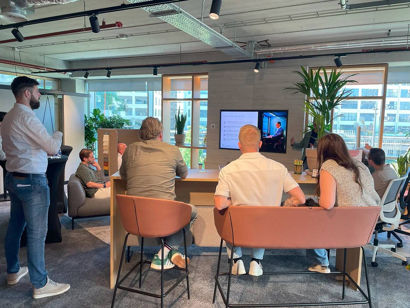 hushoffice dealerdag kantoorinrichting over akoestische vergaderuimtes interieur kantoor