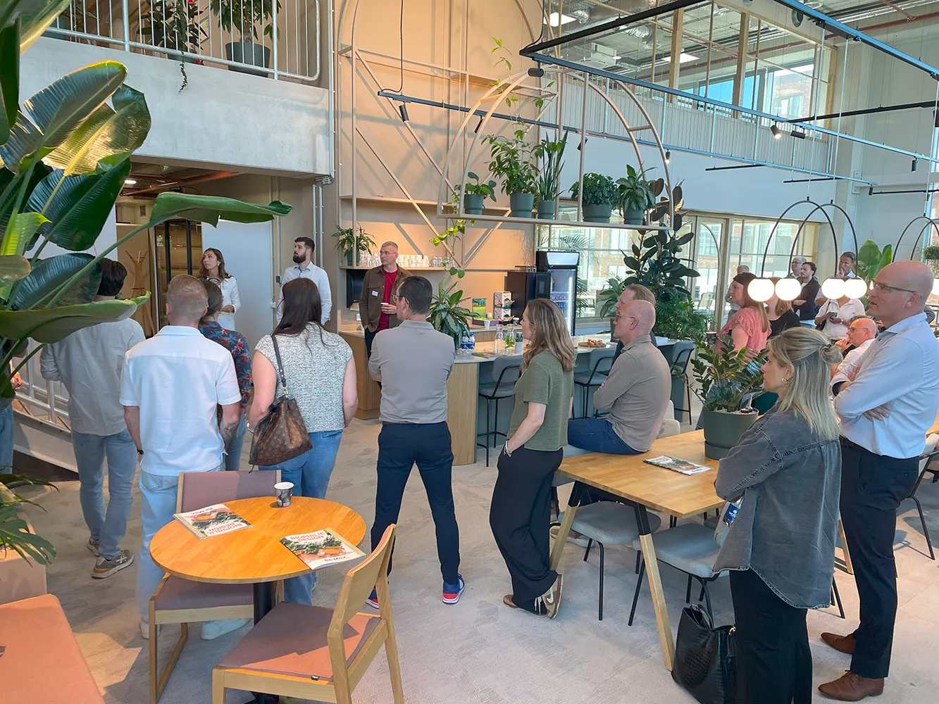 hushoffice dealerdag kantoorinrichting over akoestische vergaderuimtes interieur kantoor