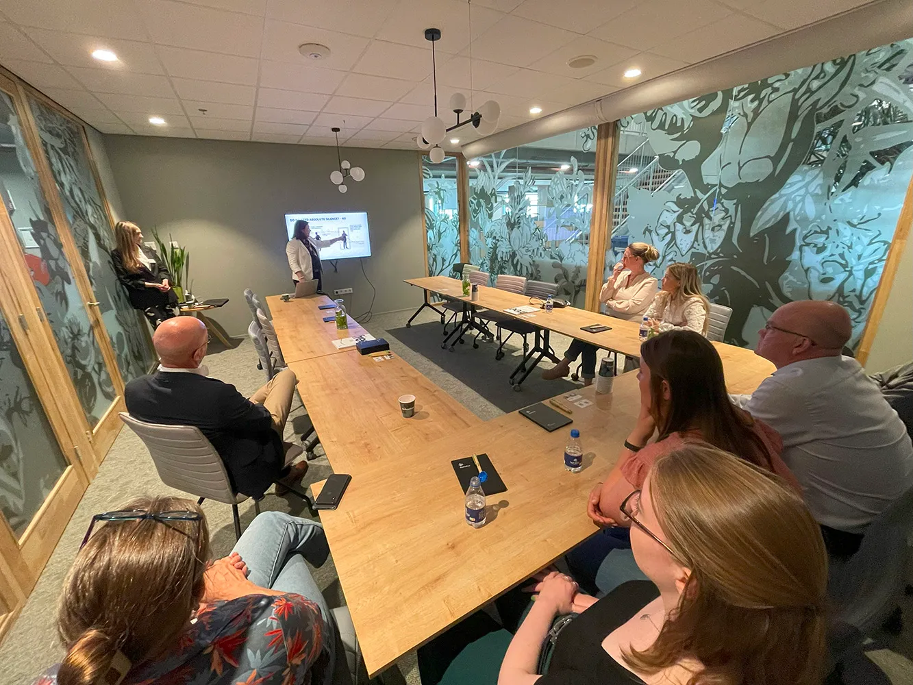 hushoffice dealerdag kantoorinrichting over akoestische vergaderuimtes interieur kantoor