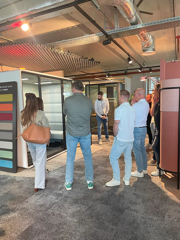 hushoffice dealerdag kantoorinrichting over akoestische vergaderuimtes interieur kantoor
