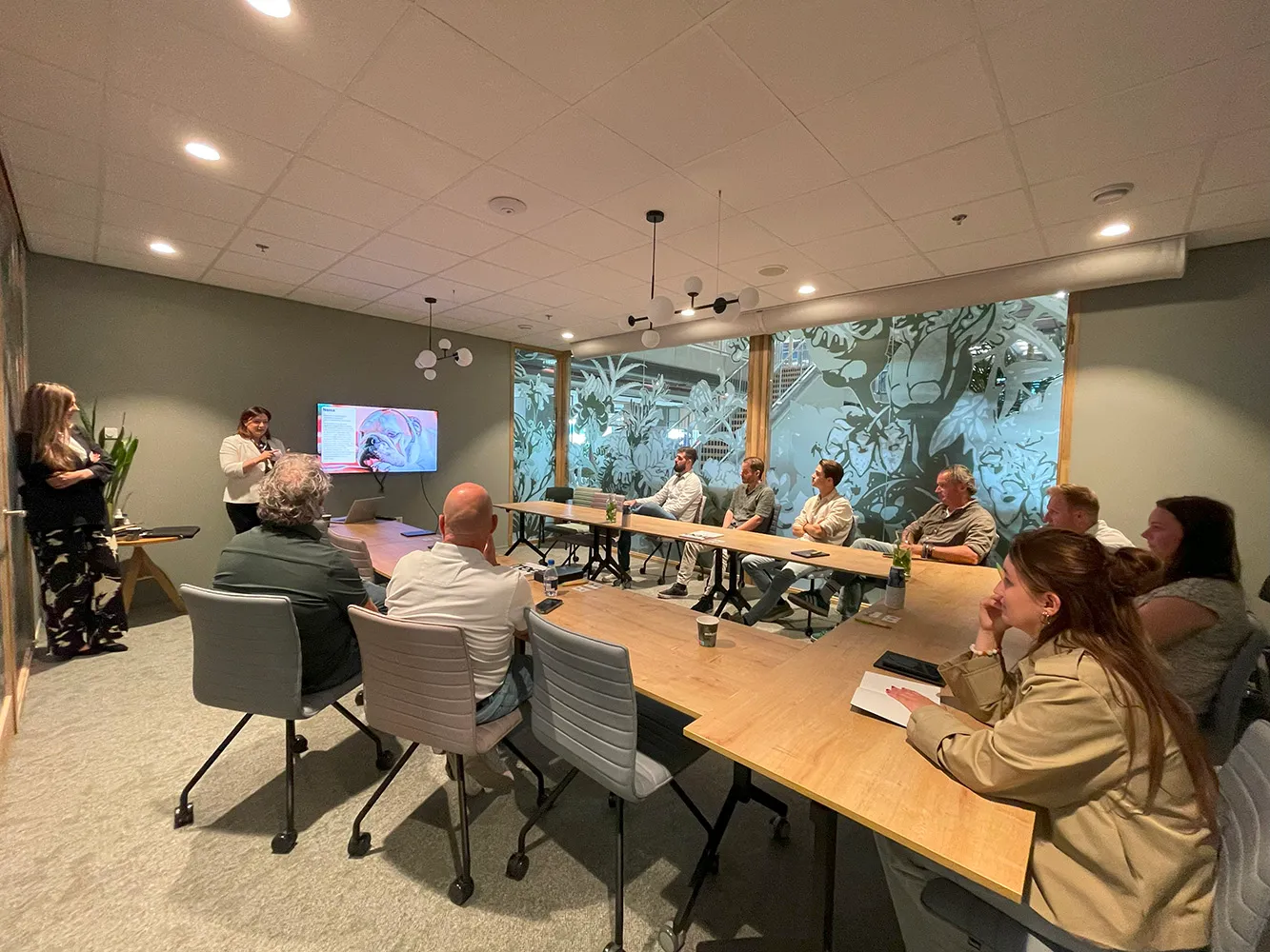 hushoffice dealerdag kantoorinrichting over akoestische vergaderuimtes interieur kantoor