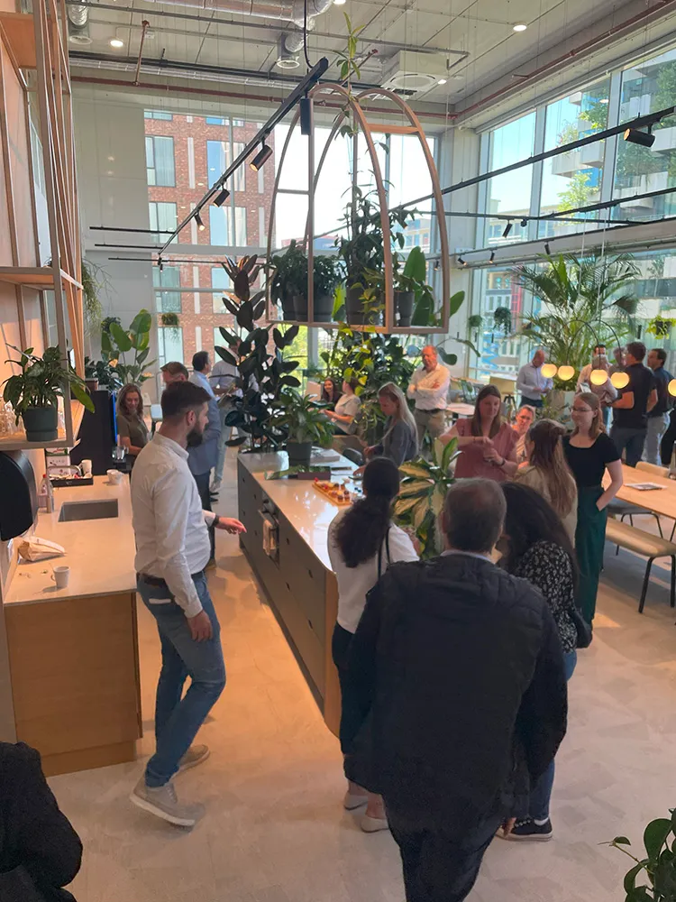 hushoffice dealerdag kantoorinrichting over akoestische vergaderuimtes interieur kantoor