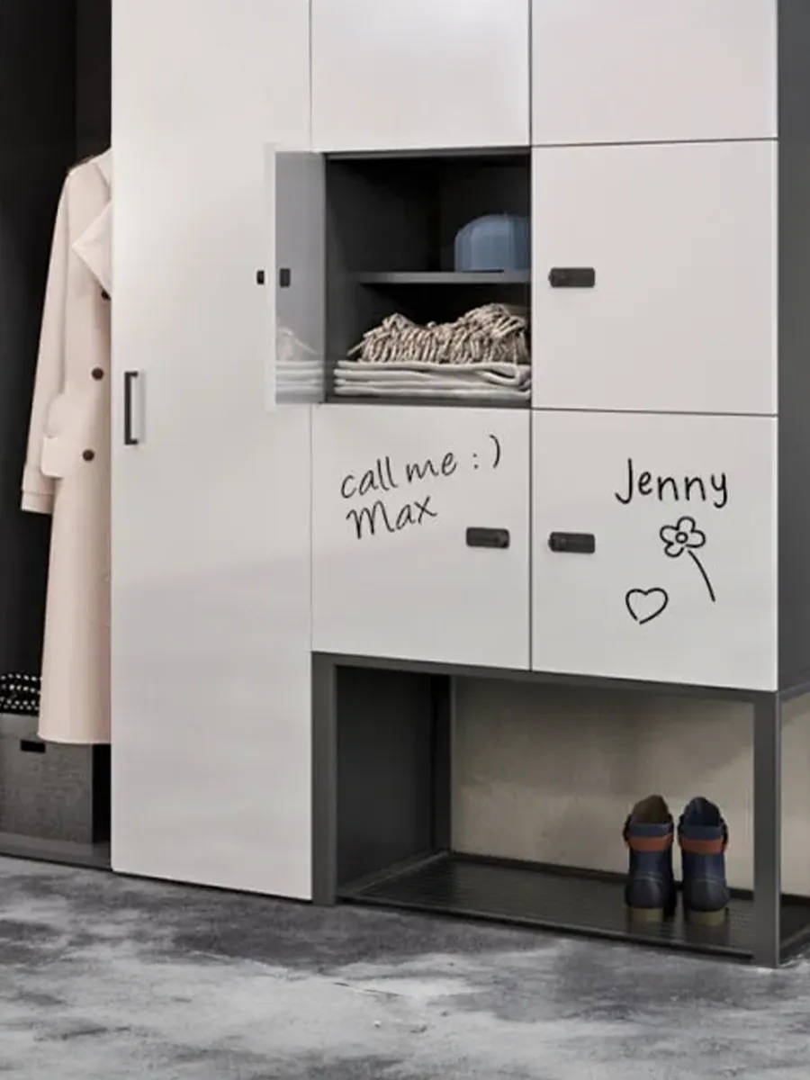 Gepersonaliseerde kluisjes of archiefkasten met visitekaartjeshouder en whiteboard afwerking