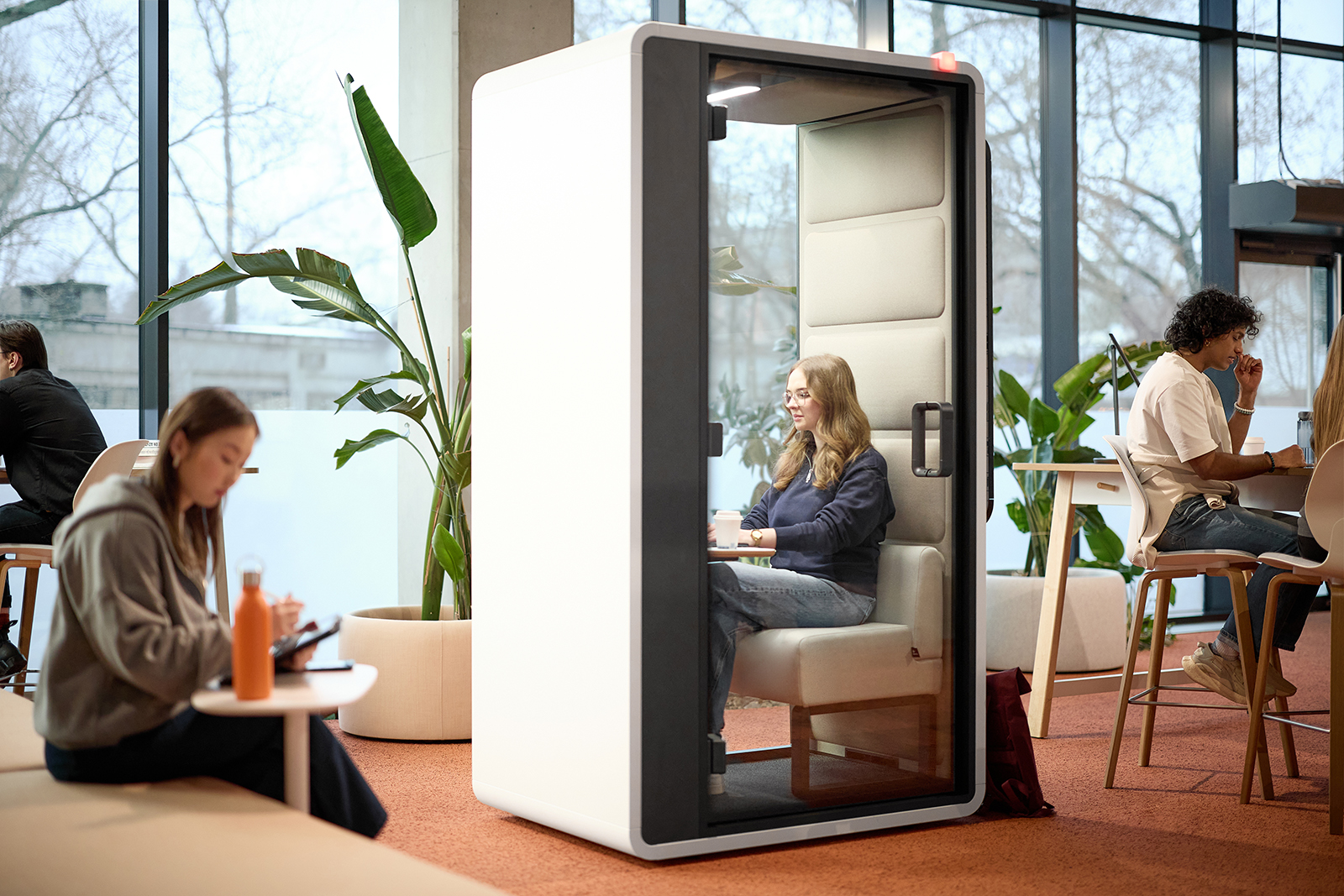 Herindeling kantoren en interieur met akoestische cabines