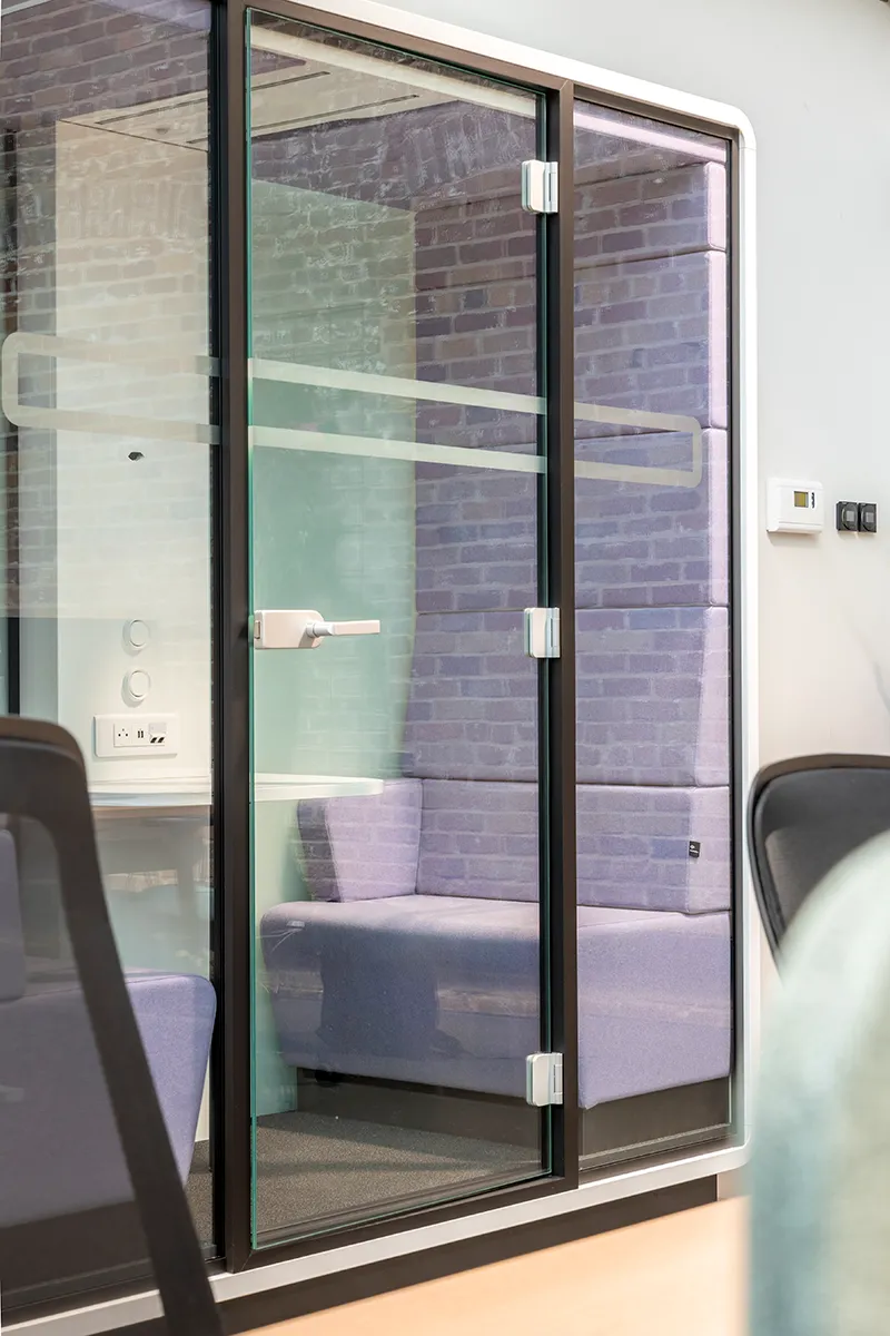 Hushoffice akoestische cabines voor kantoor project Techwolf Buro International