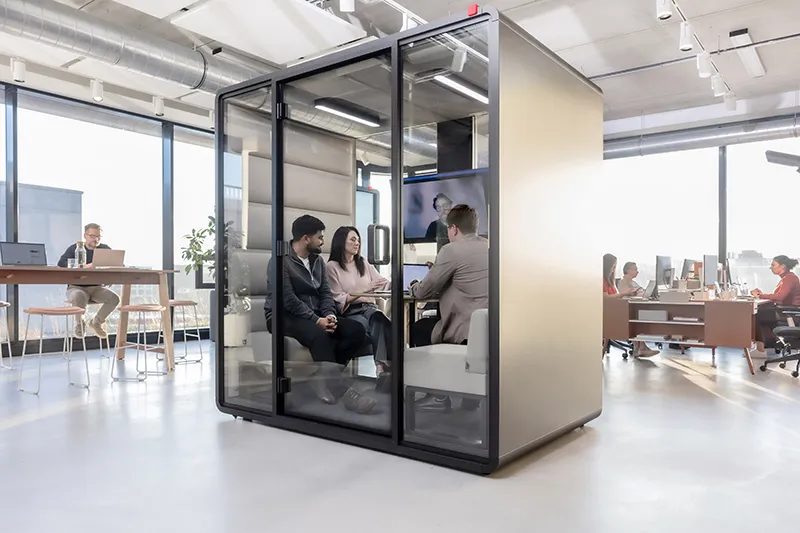 Akoestische vergadercabine in open kantoor