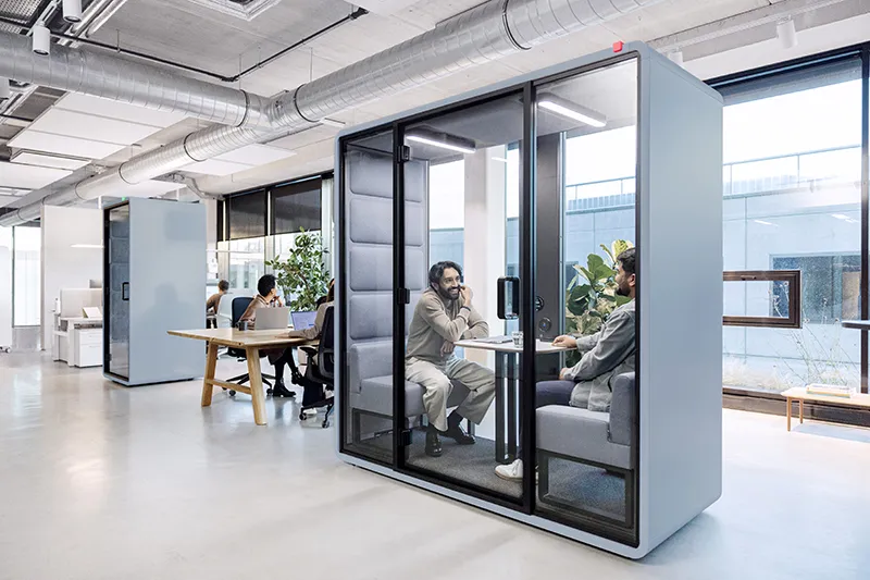 Akoestische cabines in open kantoor