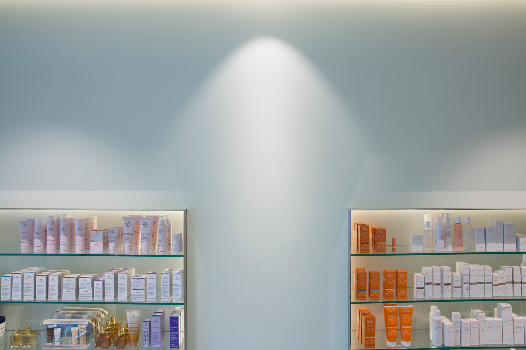 Apotheke IZD zwei Regale in der mitte ein Lichtspot