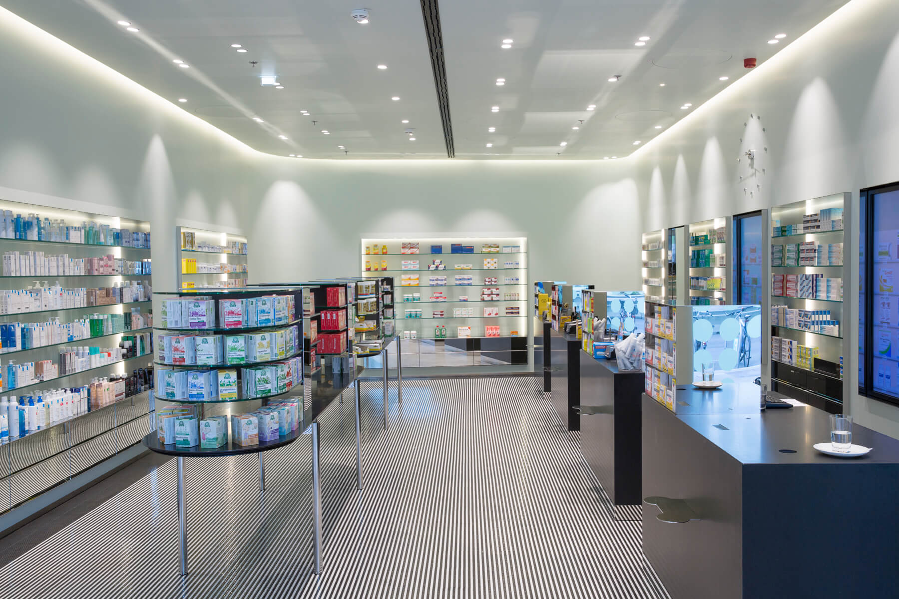 Apotheke IZD Weitwinkel Apotheke Design und Belichtung