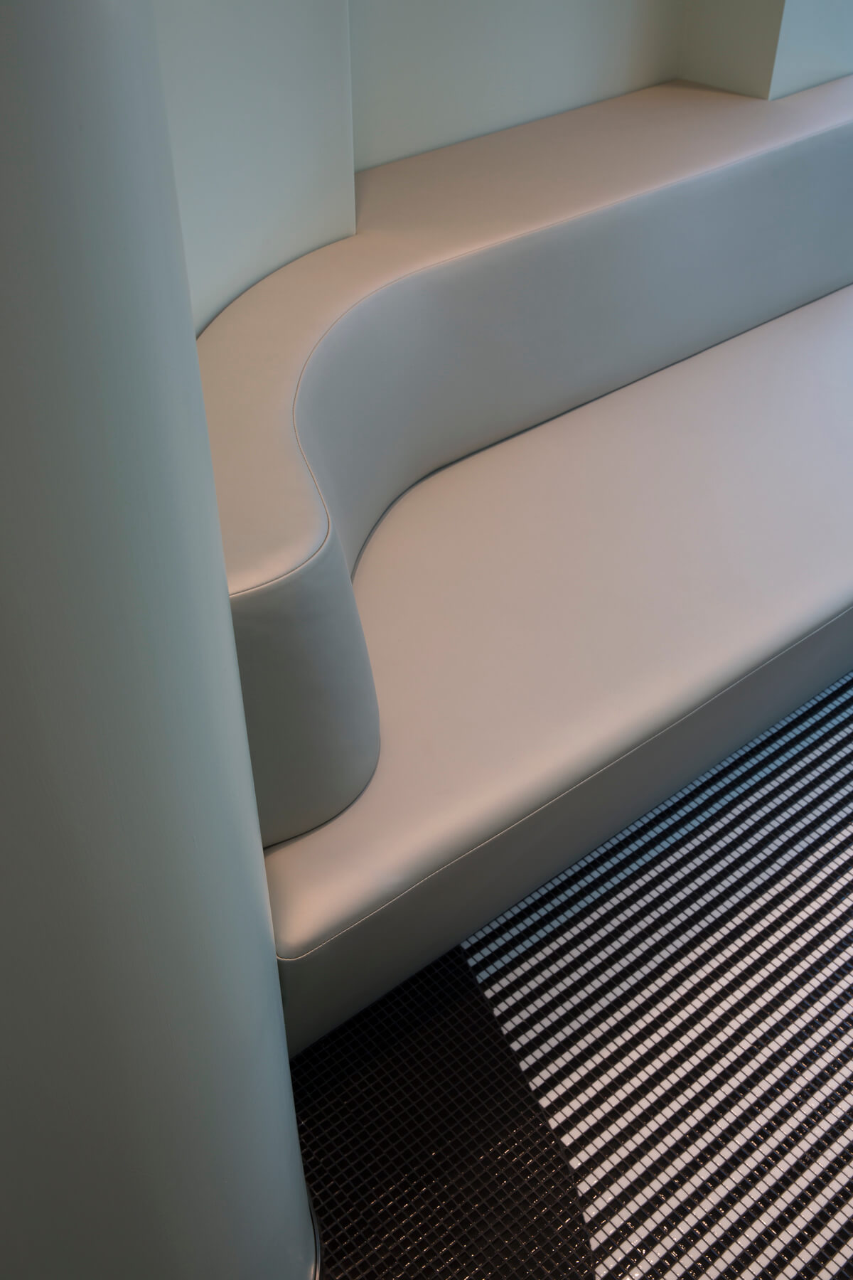 Apotheke IZD Nahaufnahme Design graue Sitzmöglichkeit