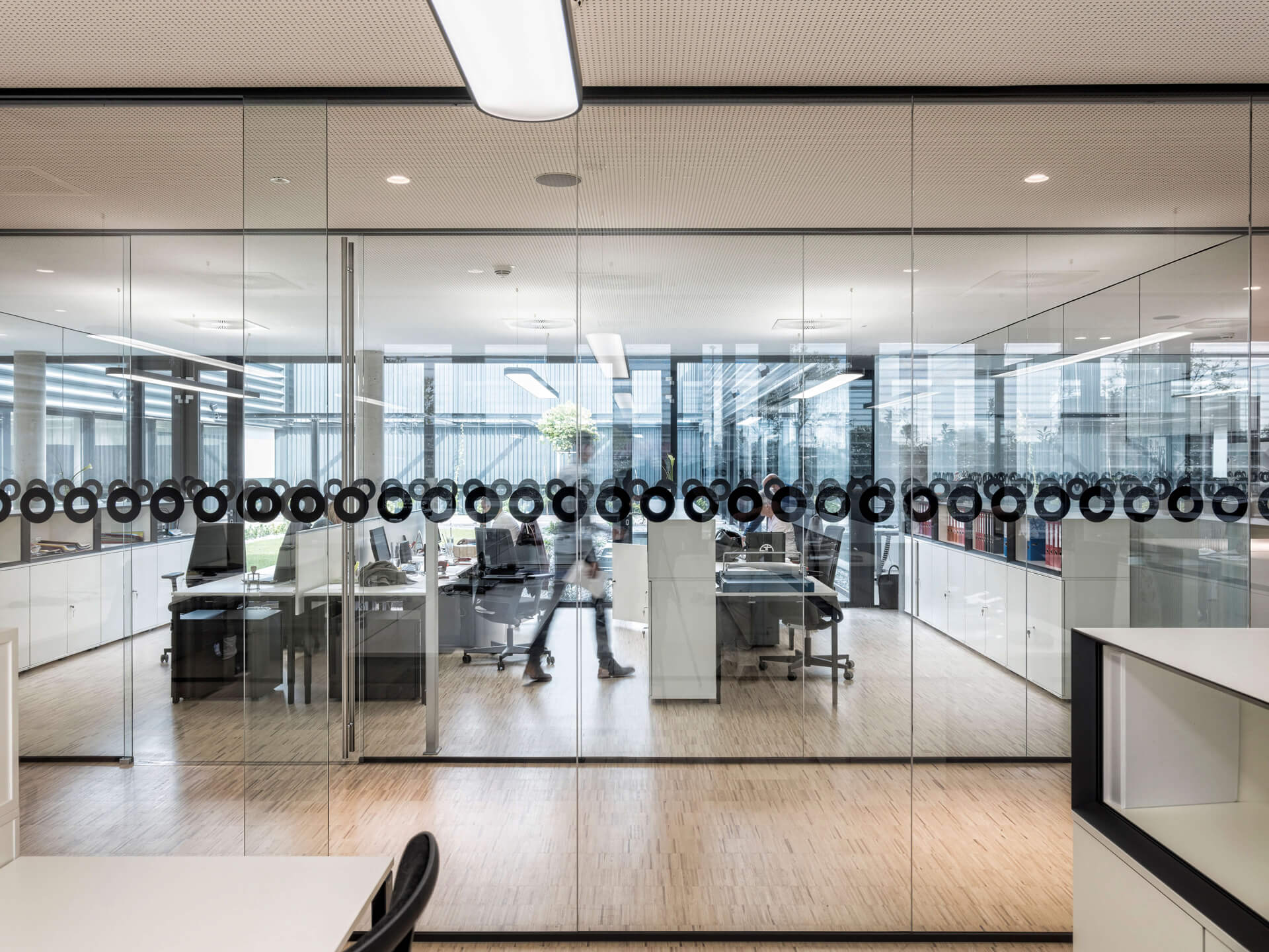 Pro-Ject offenes Büro mit beigem Boden und geordneten Büro