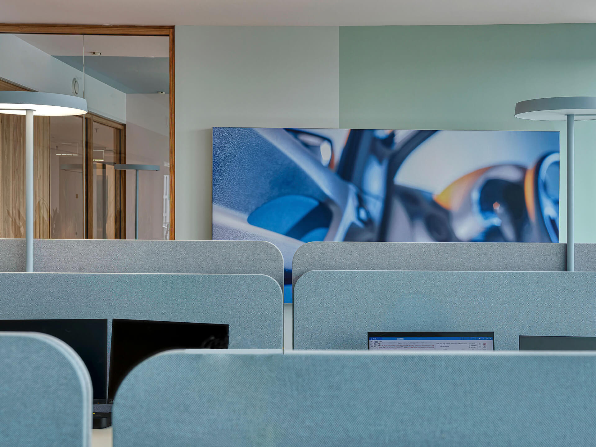 Borealis Weitwinkel durch Bürotrennwänden zu bläulichem Bild