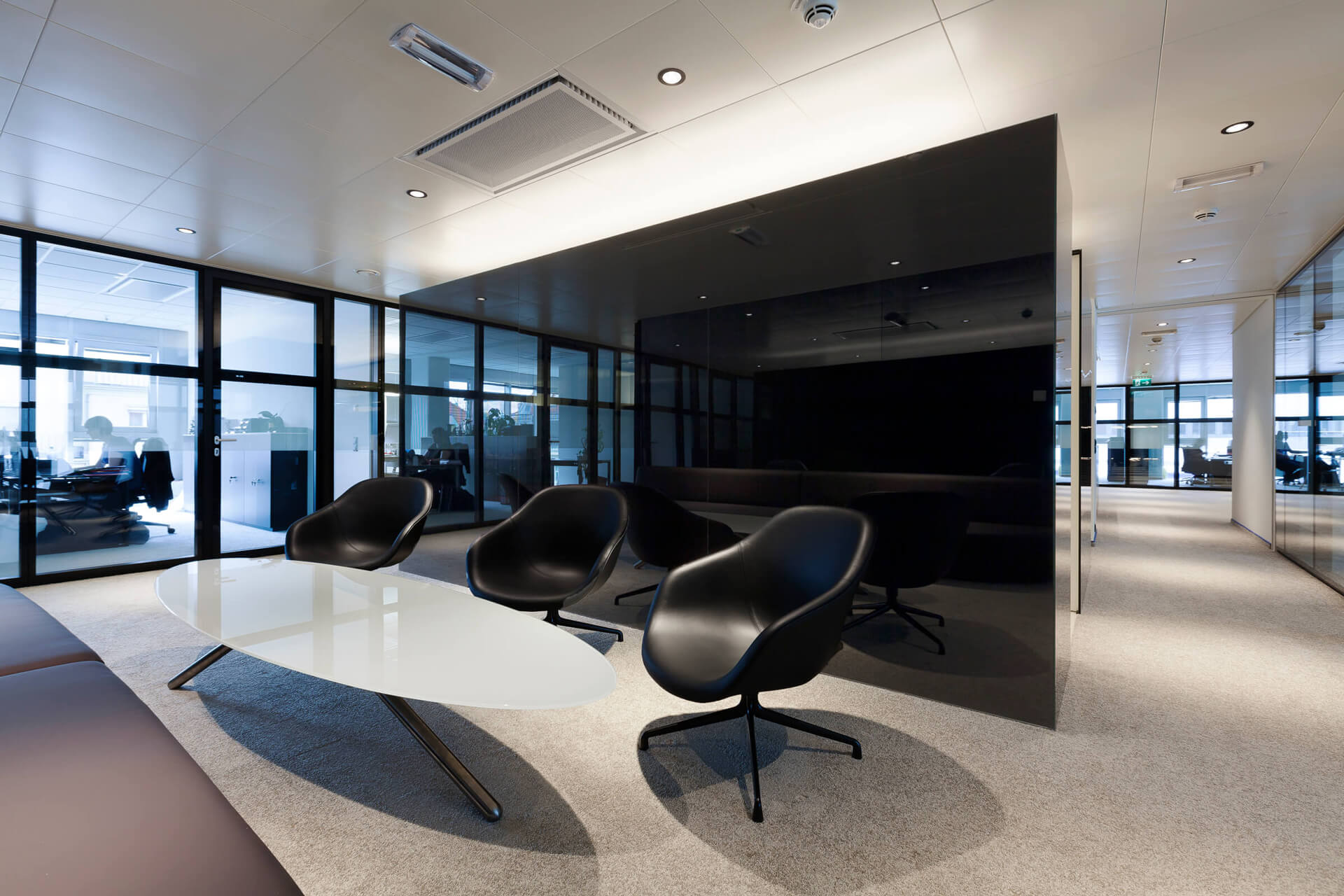 Wien Tourismus Konferenzsaal mit schwarzen Stühlen und weißem Tisch