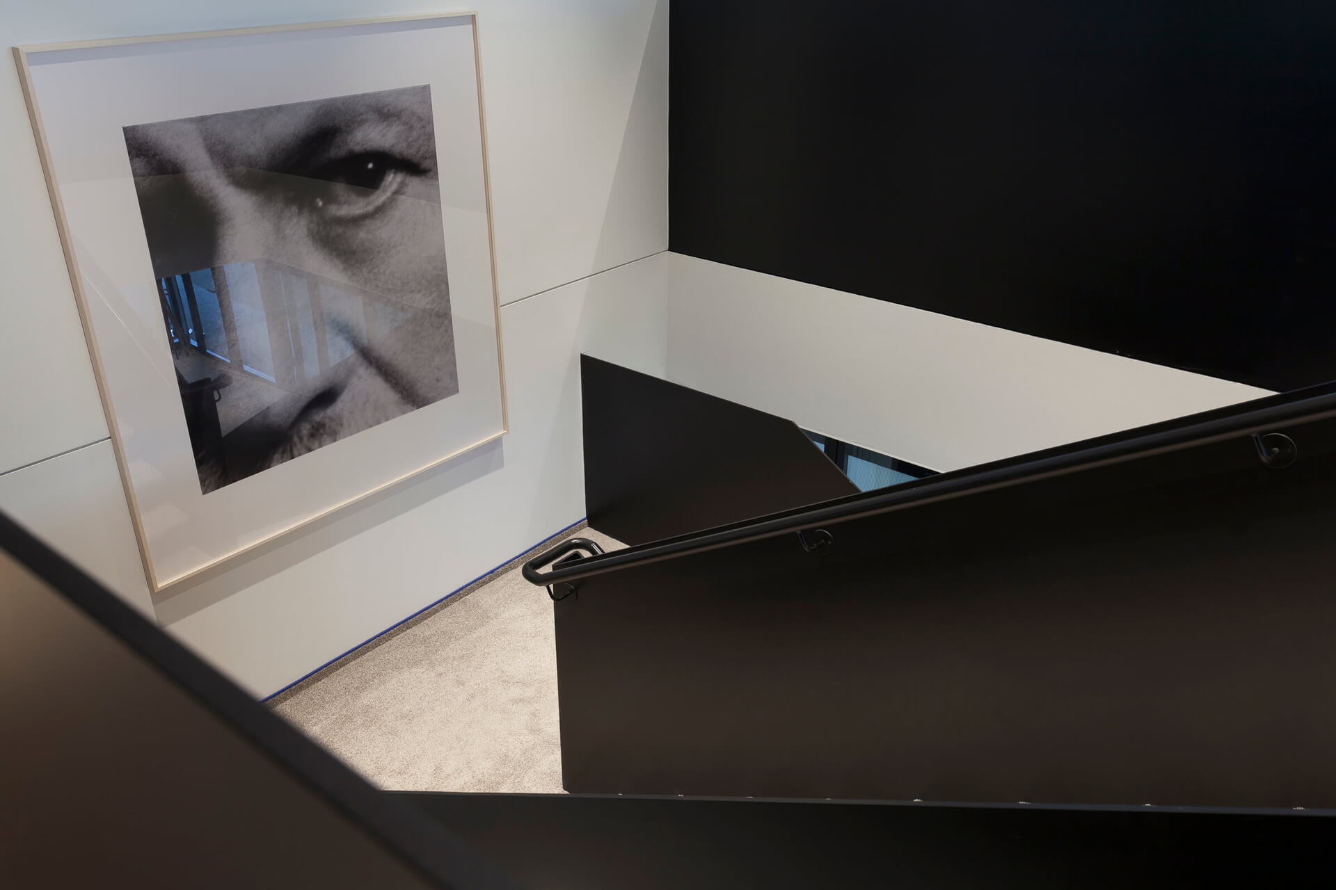 Wien Tourismus Treppen in schwarz und Bild mit grimmigen, männlichen Gesichtsausdruck