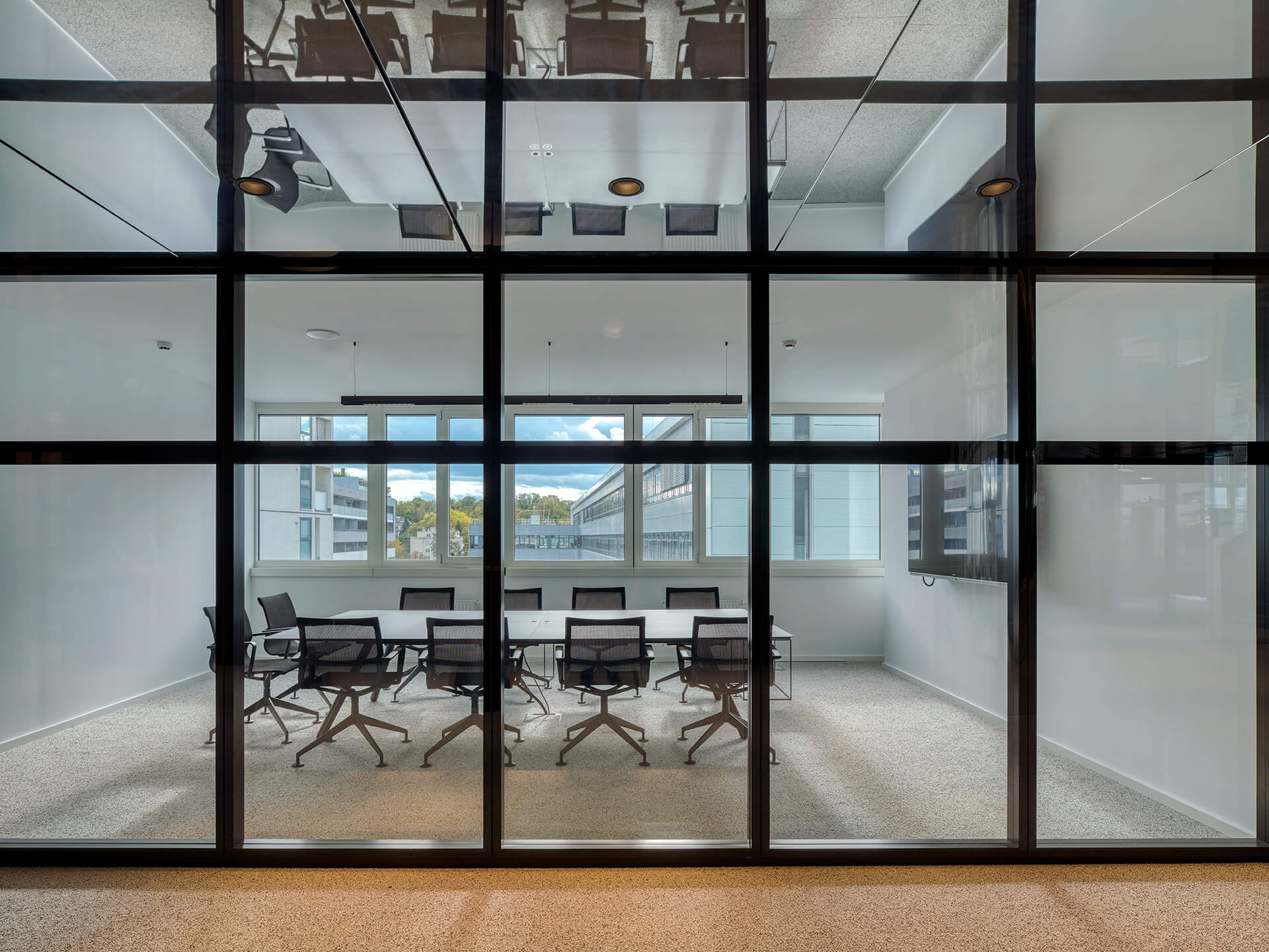 Konferenzraum iC Office mit Glasfront 