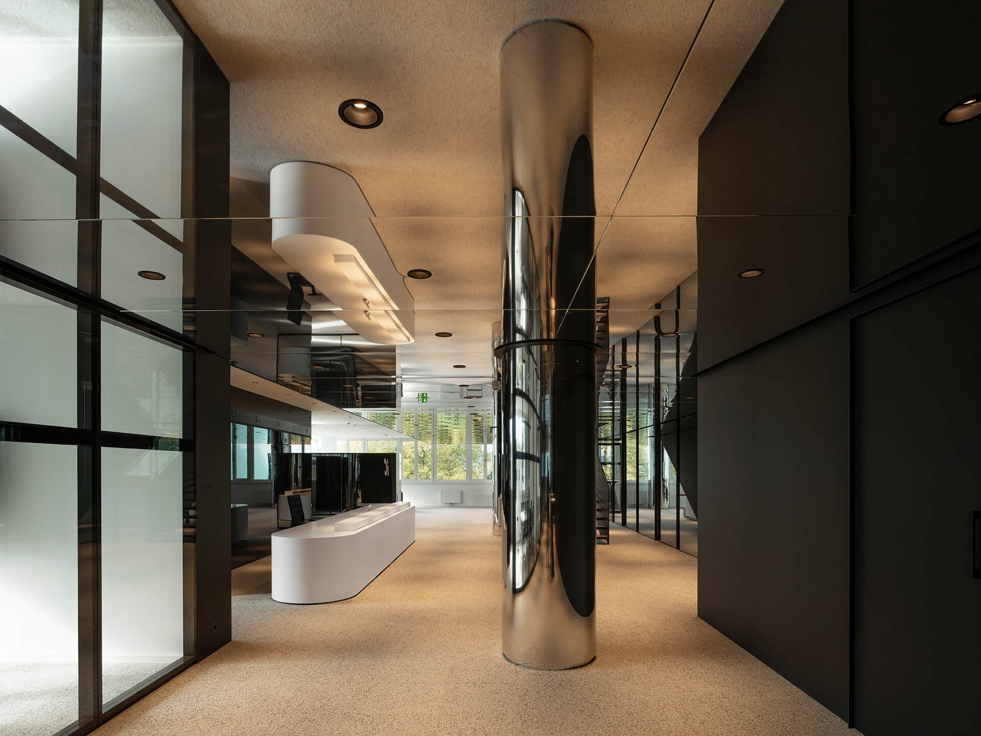 Grang von iC Office mit silberner Säule im Raum