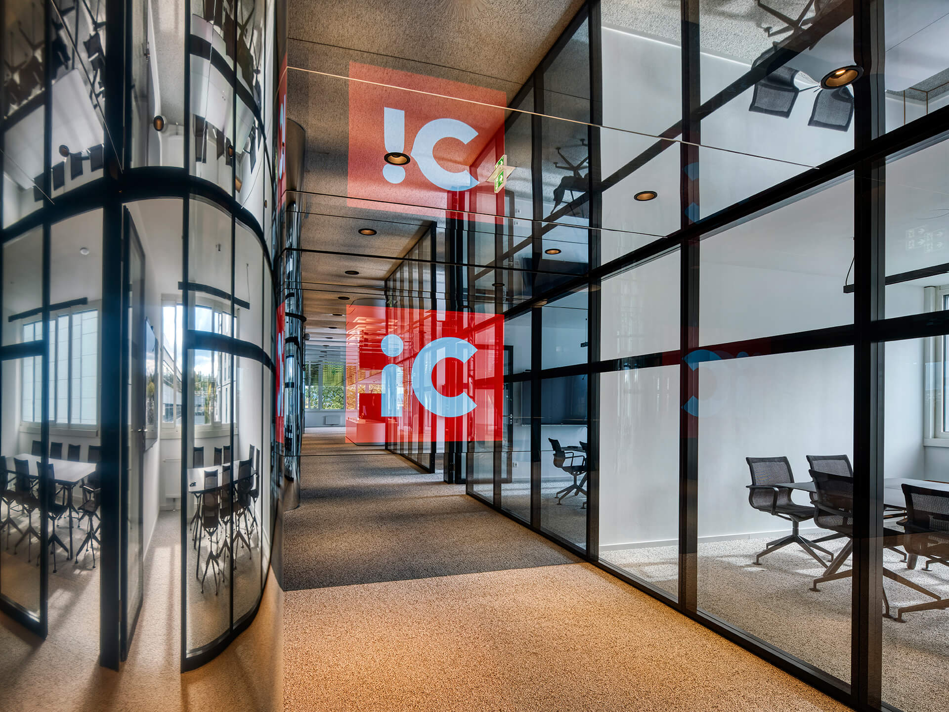 Glas Front iC Office mit Projektor