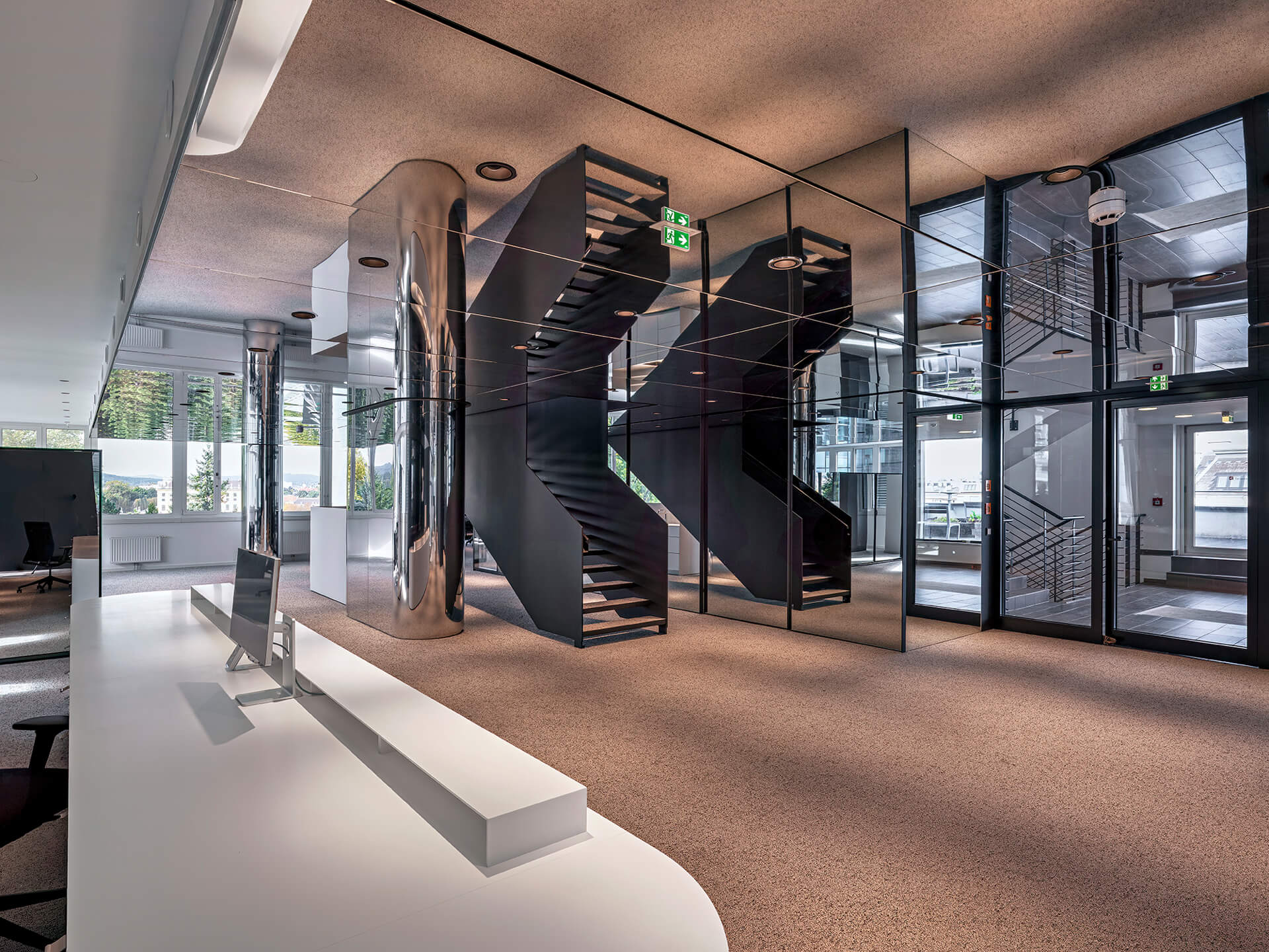 iC Office mit Glastrennwänden und schwarzgefärbten Formen an der Wand