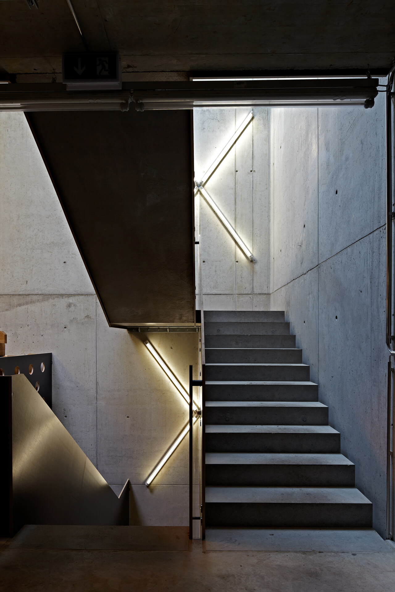 Loimer Treppen in Schwarz mit X LED Leuchten 