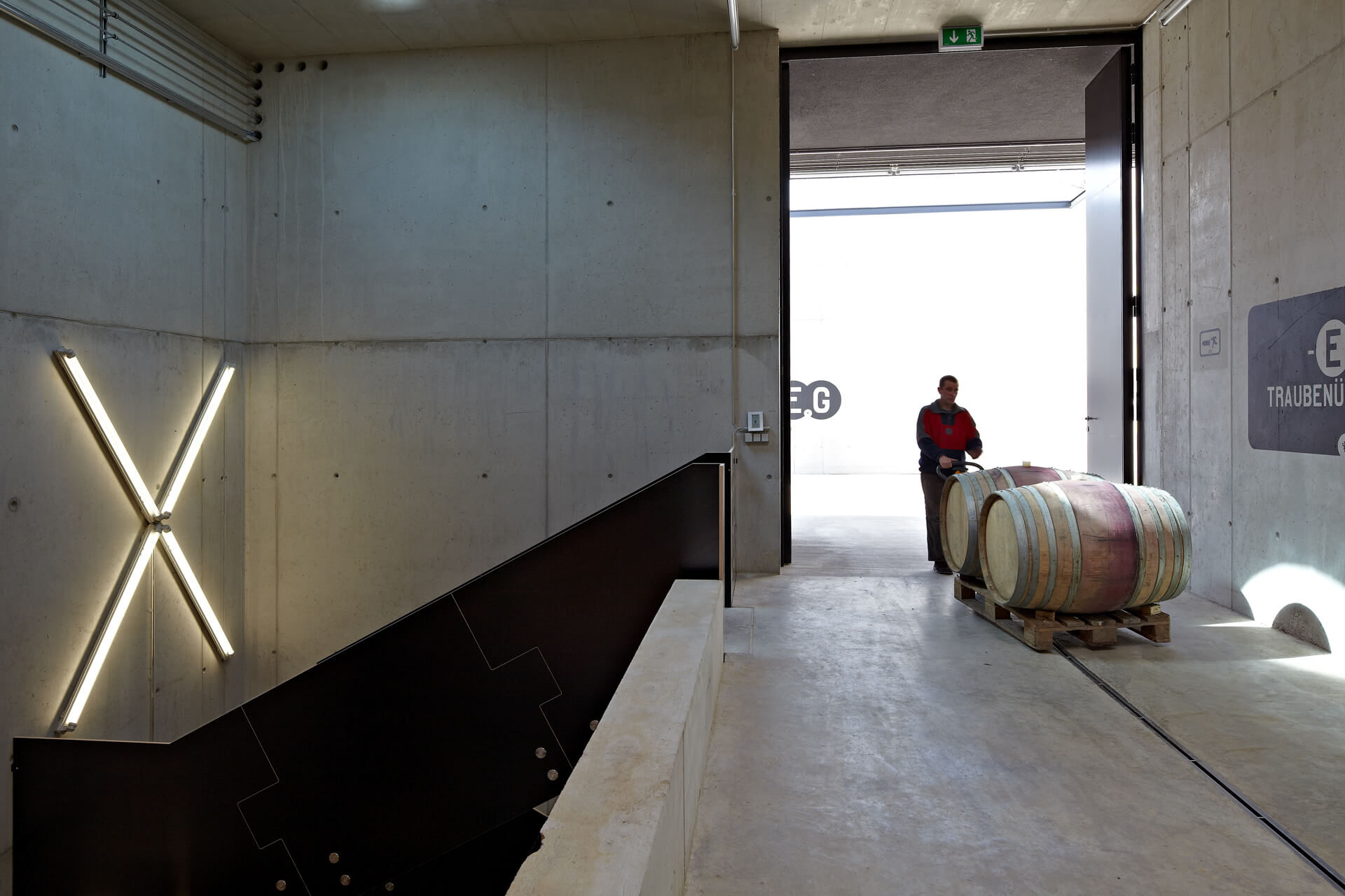 Loimer Eingangsbereich in grauer Wandoptik mit X LED Leuchten an der Wand