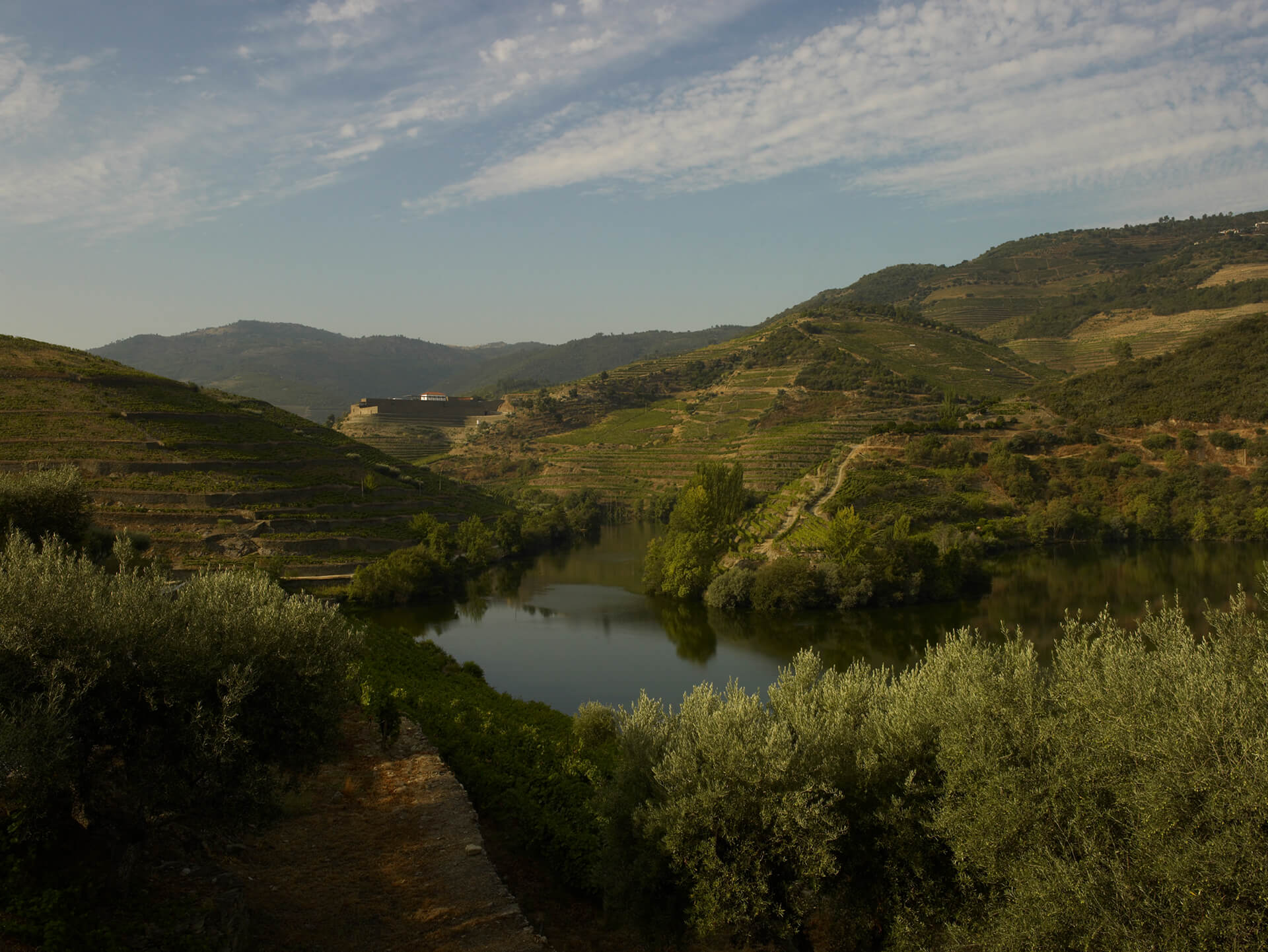 Niepoort Lanschaft mit See zwischen Bergen