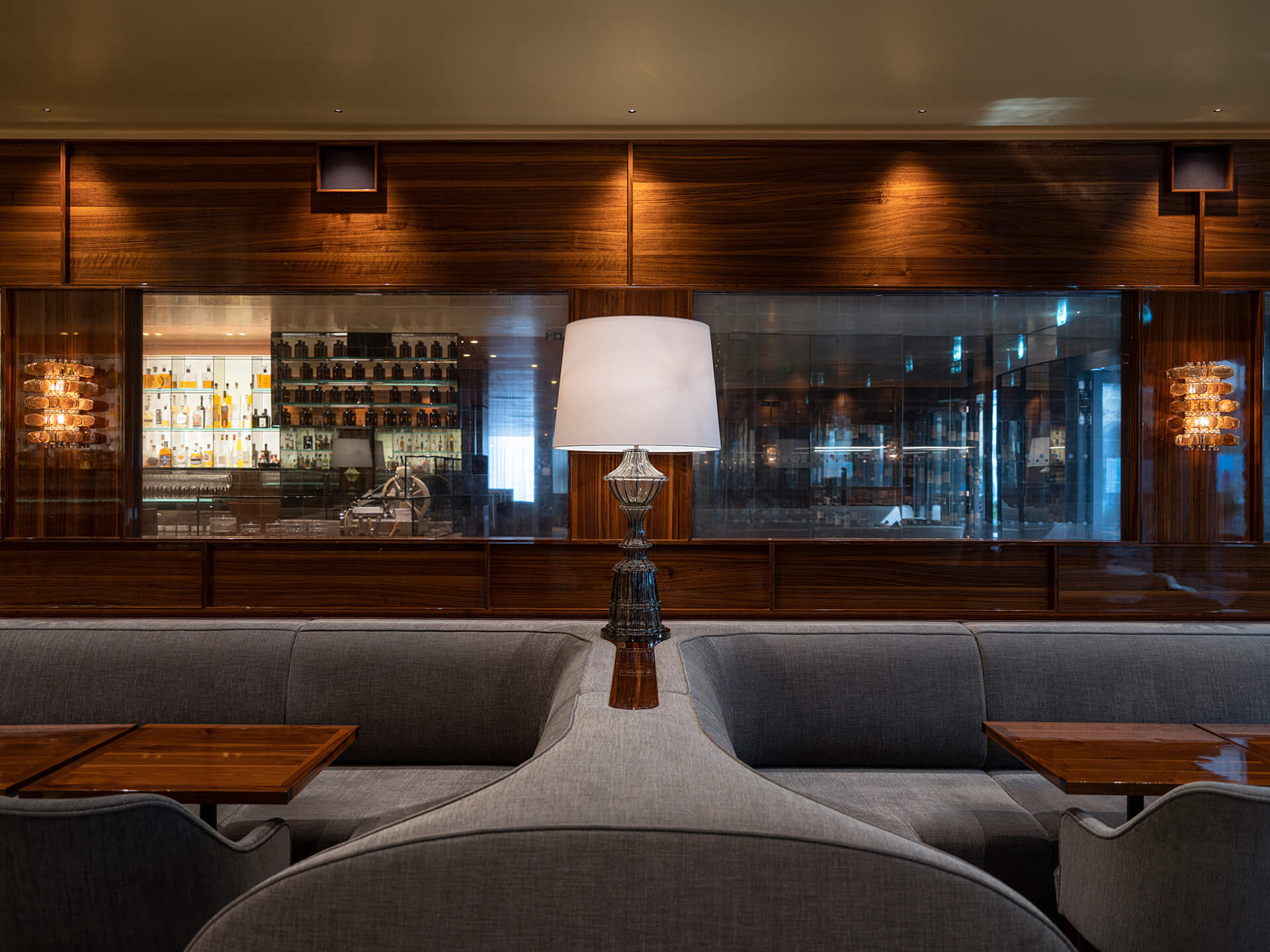 Fabios langer Spiegel unter bräunlicher Ambientbeleuchtung