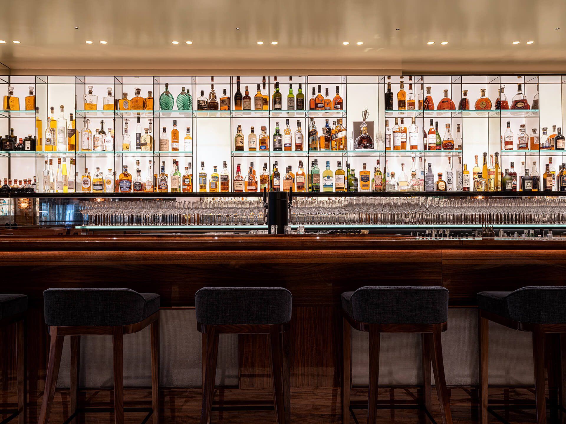 Fabios Bar und Tresen mit erhöhten Holzhockern