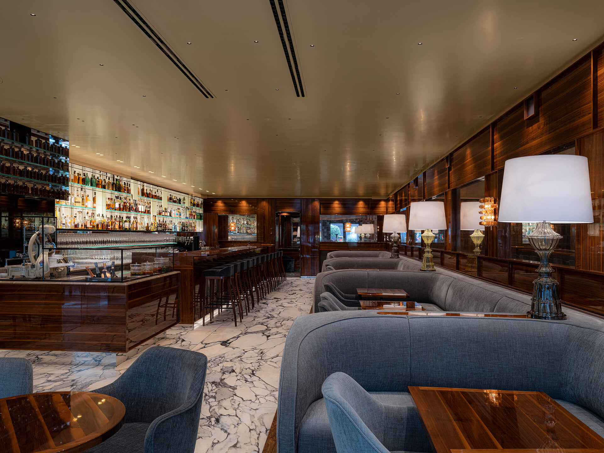 Fabios von gräulichen Sofas auf restlichen Restaurantraum blickend