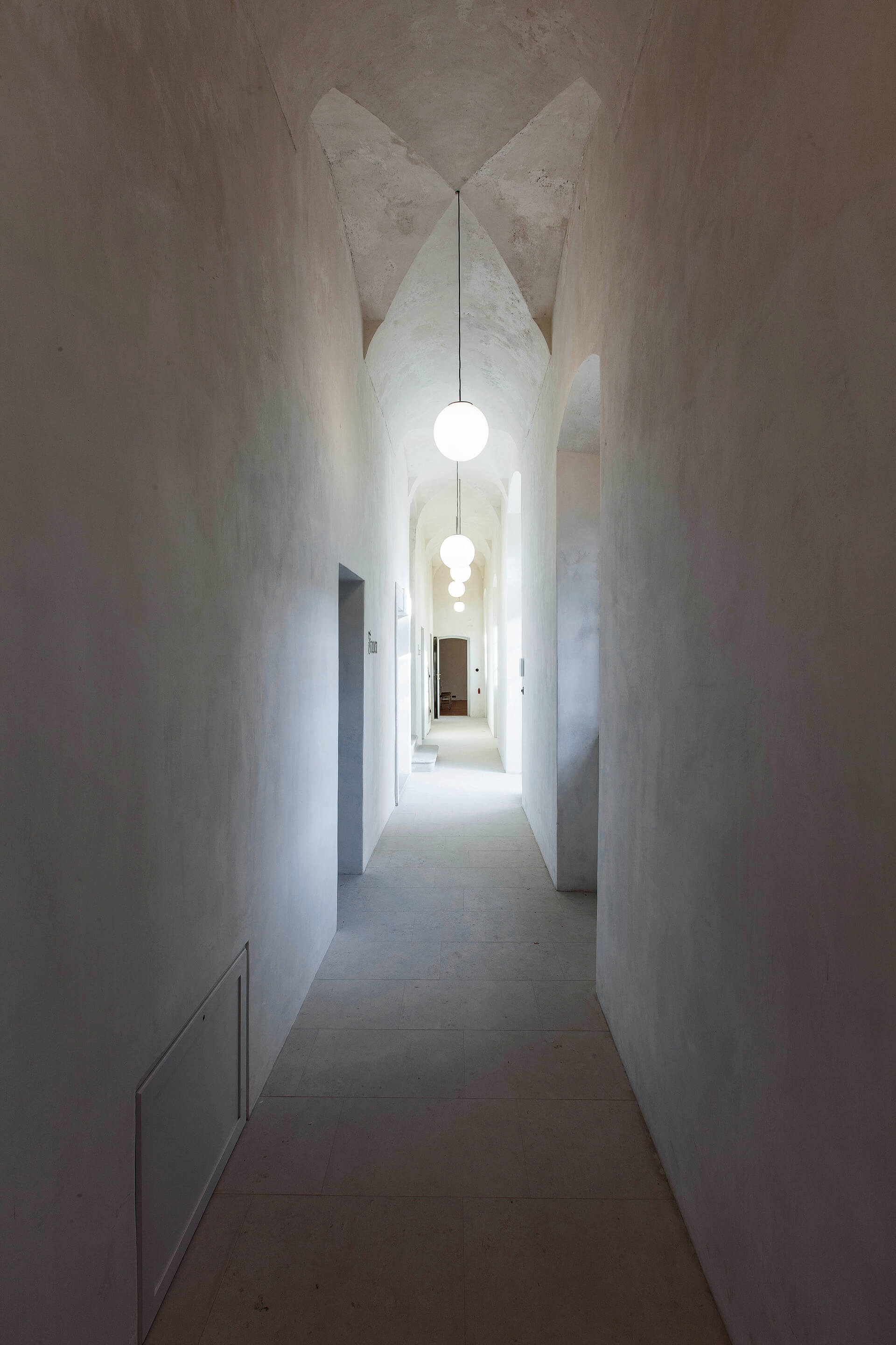 Schlosshof enger Gang