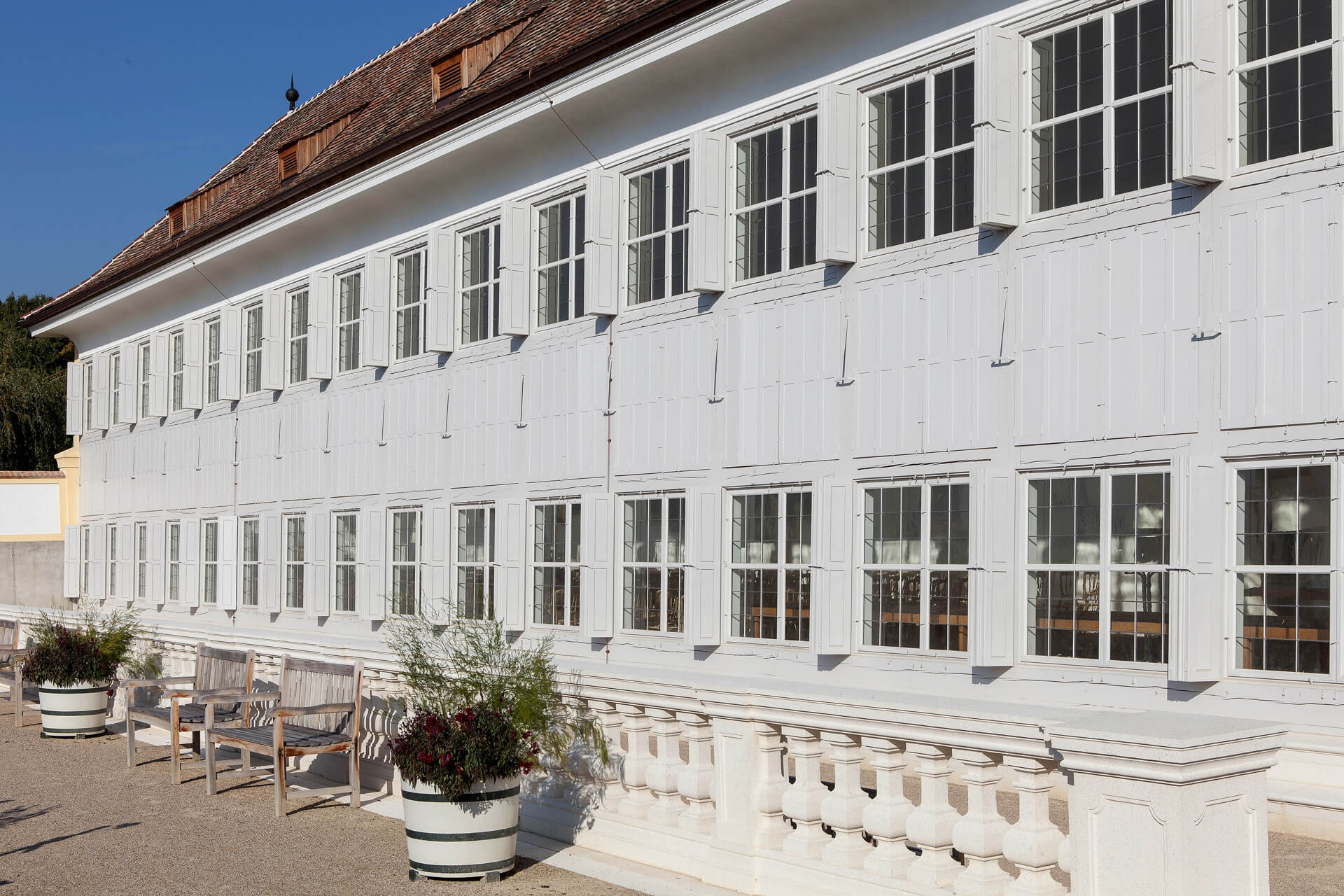 Schlosshof Außenansicht mit vielen Fenstern