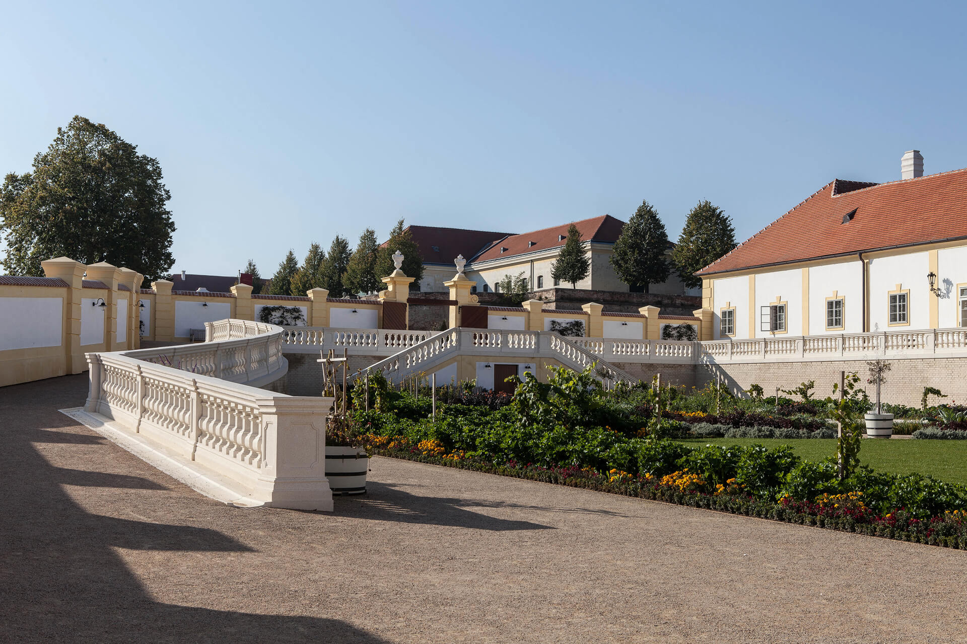 Schlosshof Garten mit gehweg