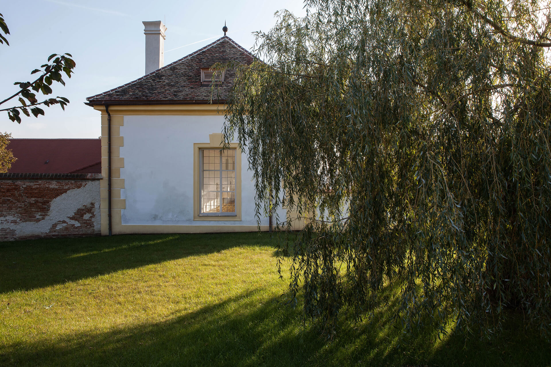 Schlosshof Seitenansicht bedeckt durch baum im garten