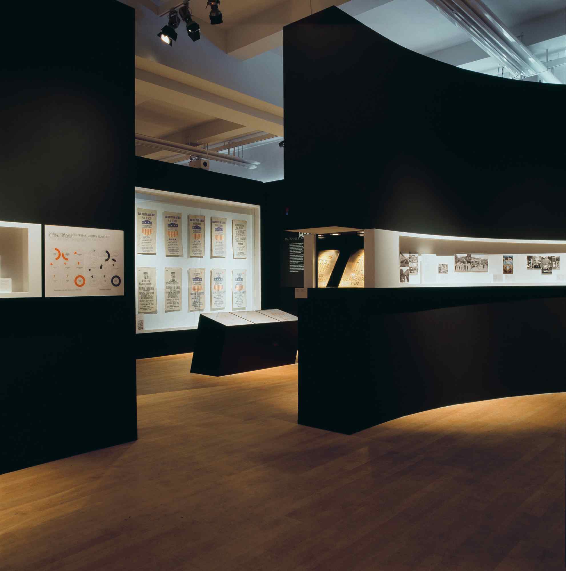 Überblick über mehrere Ausstellungsinseln mit Dokumenten