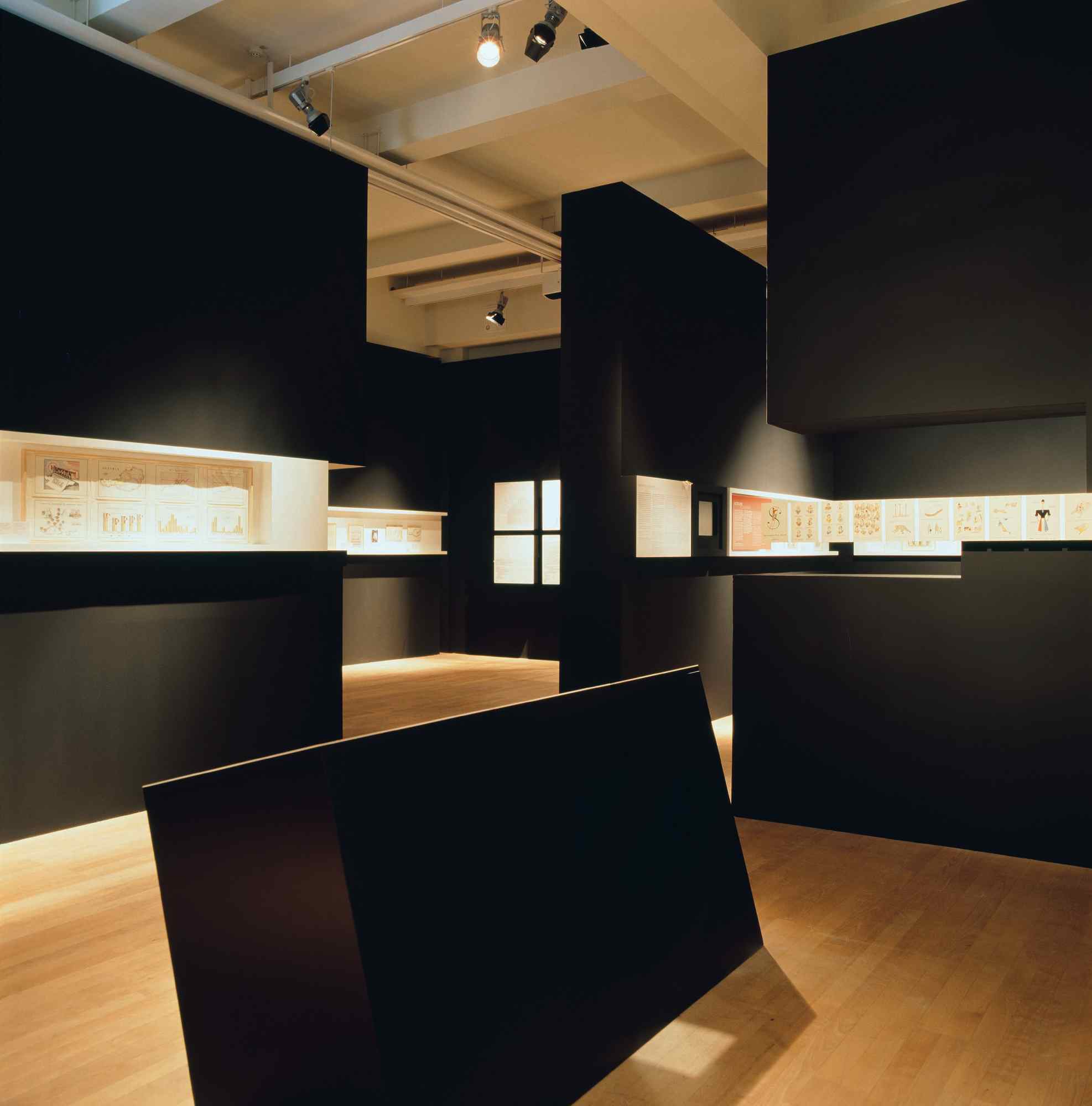 Panorama-Vitrine mit historischen Originaldokumenten