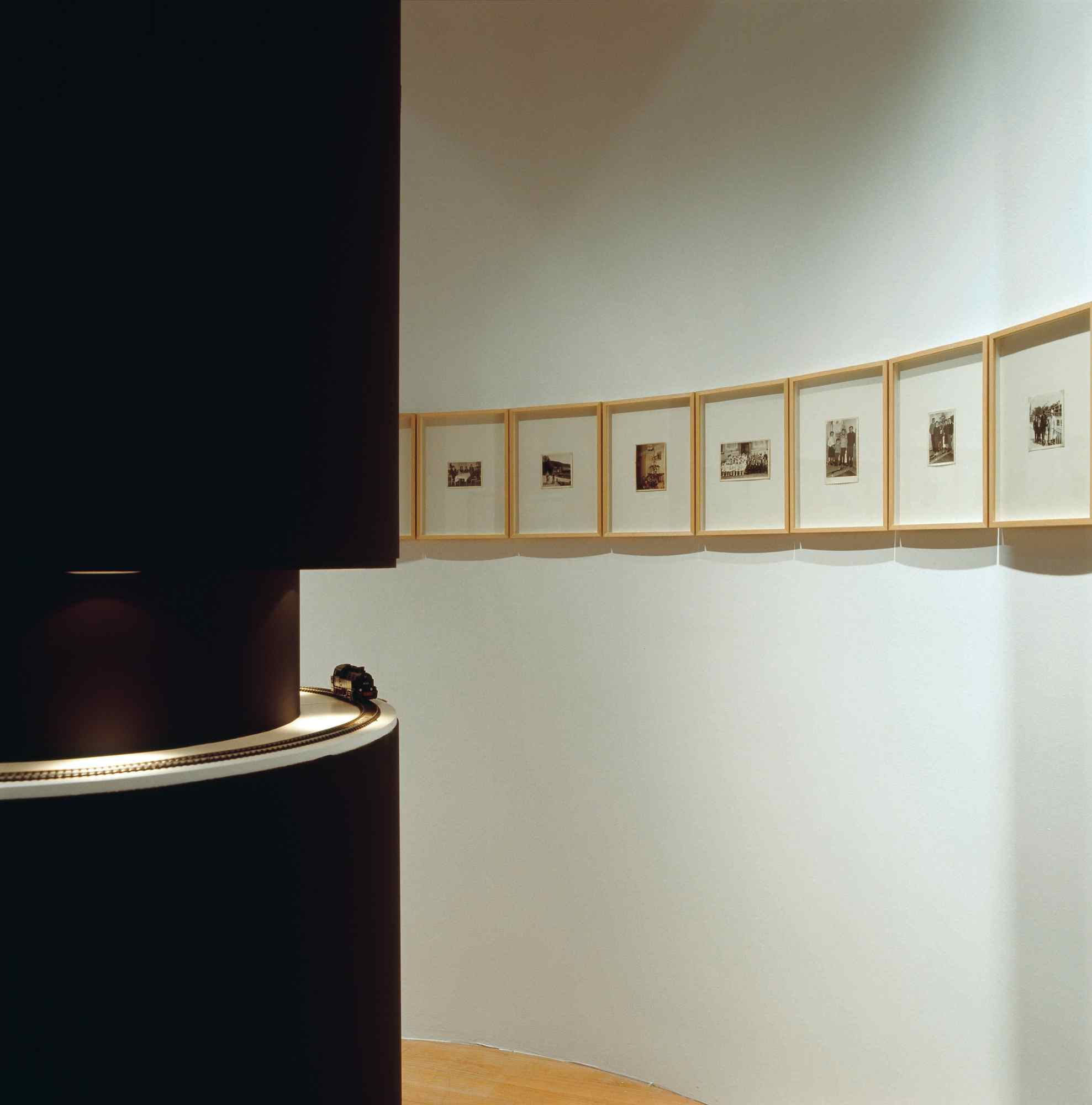 Reihe gerahmter Dokumente an weißer Ausstellungswand