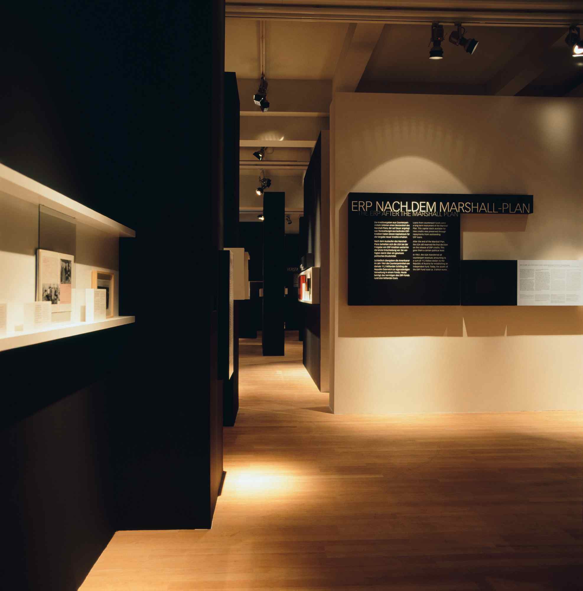 Schwarze Ausstellungsfläche mit punktueller Beleuchtung