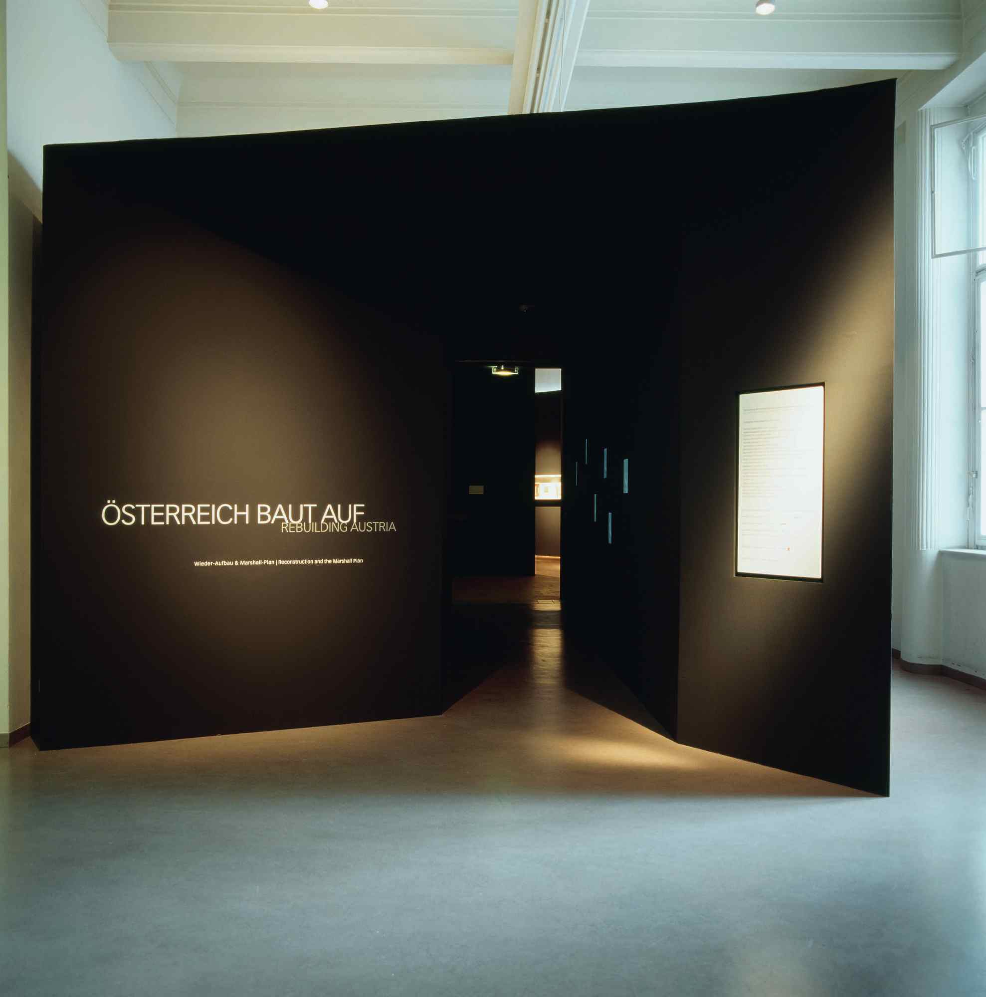 Eingangsbereich der Ausstellung mit großem Schriftzug