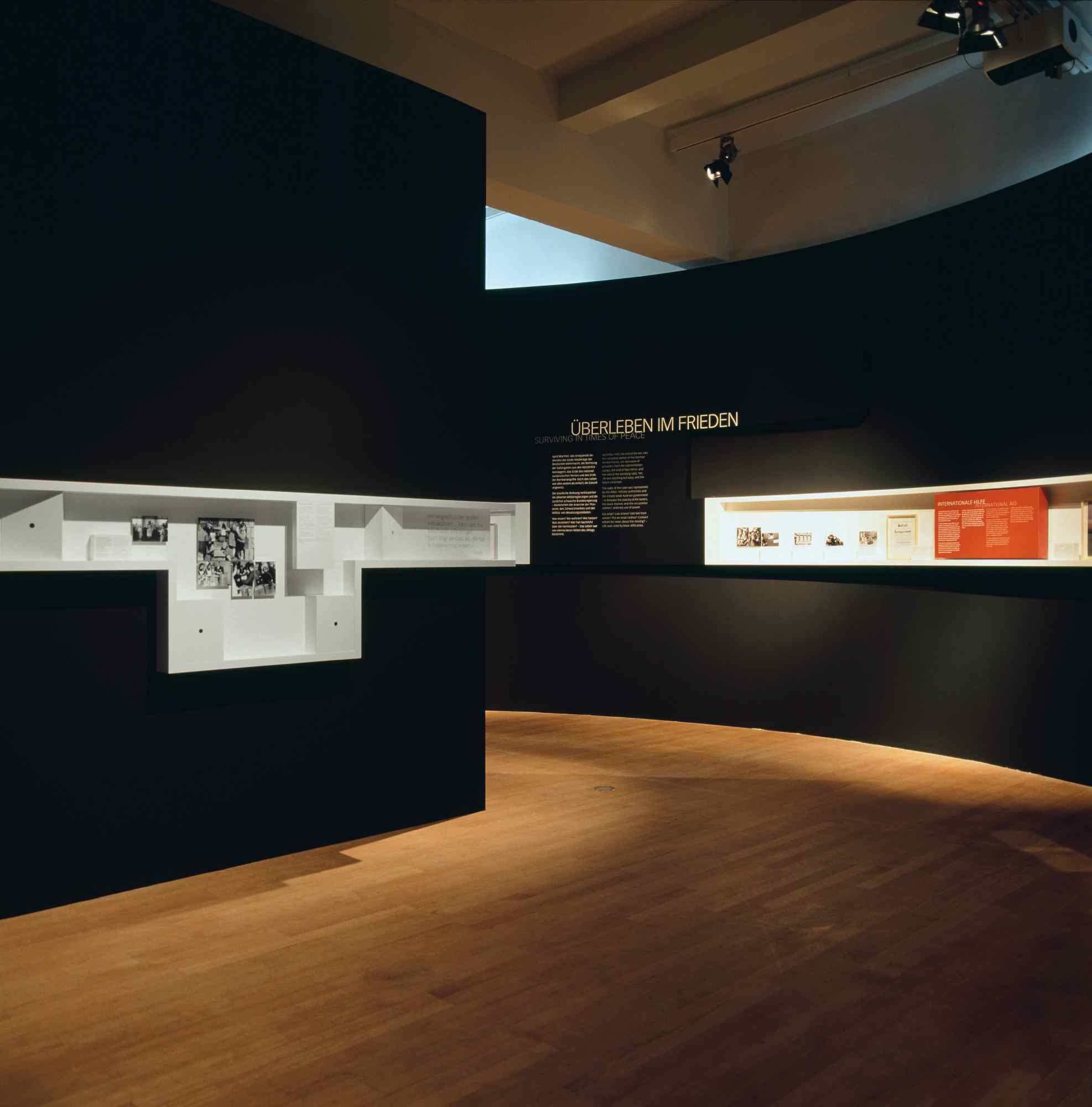 Übergang von schwarzer zu weißer Wand mit Vitrinen