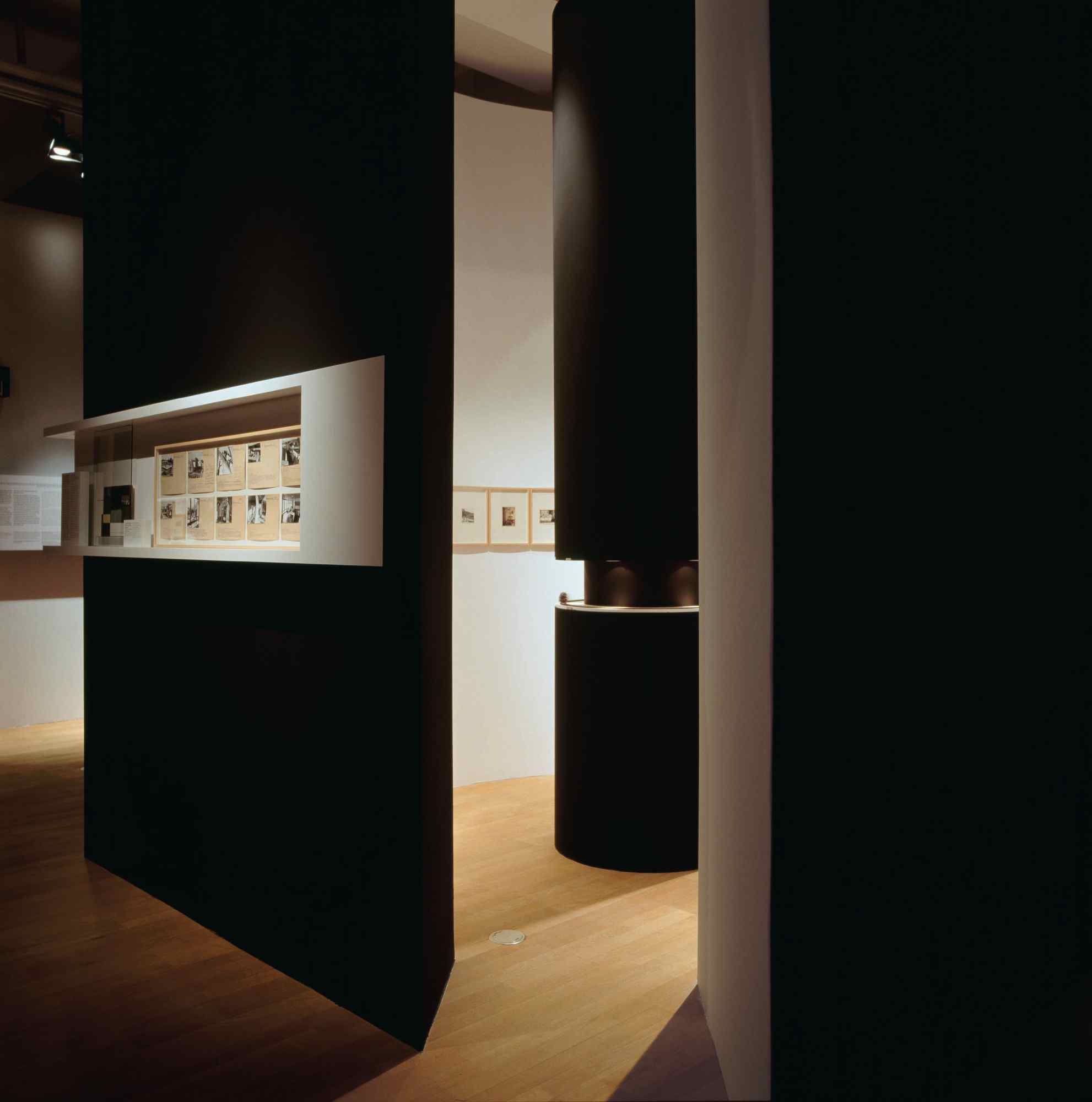 Halbtransparente Trennwand mit schwebenden Exponaten