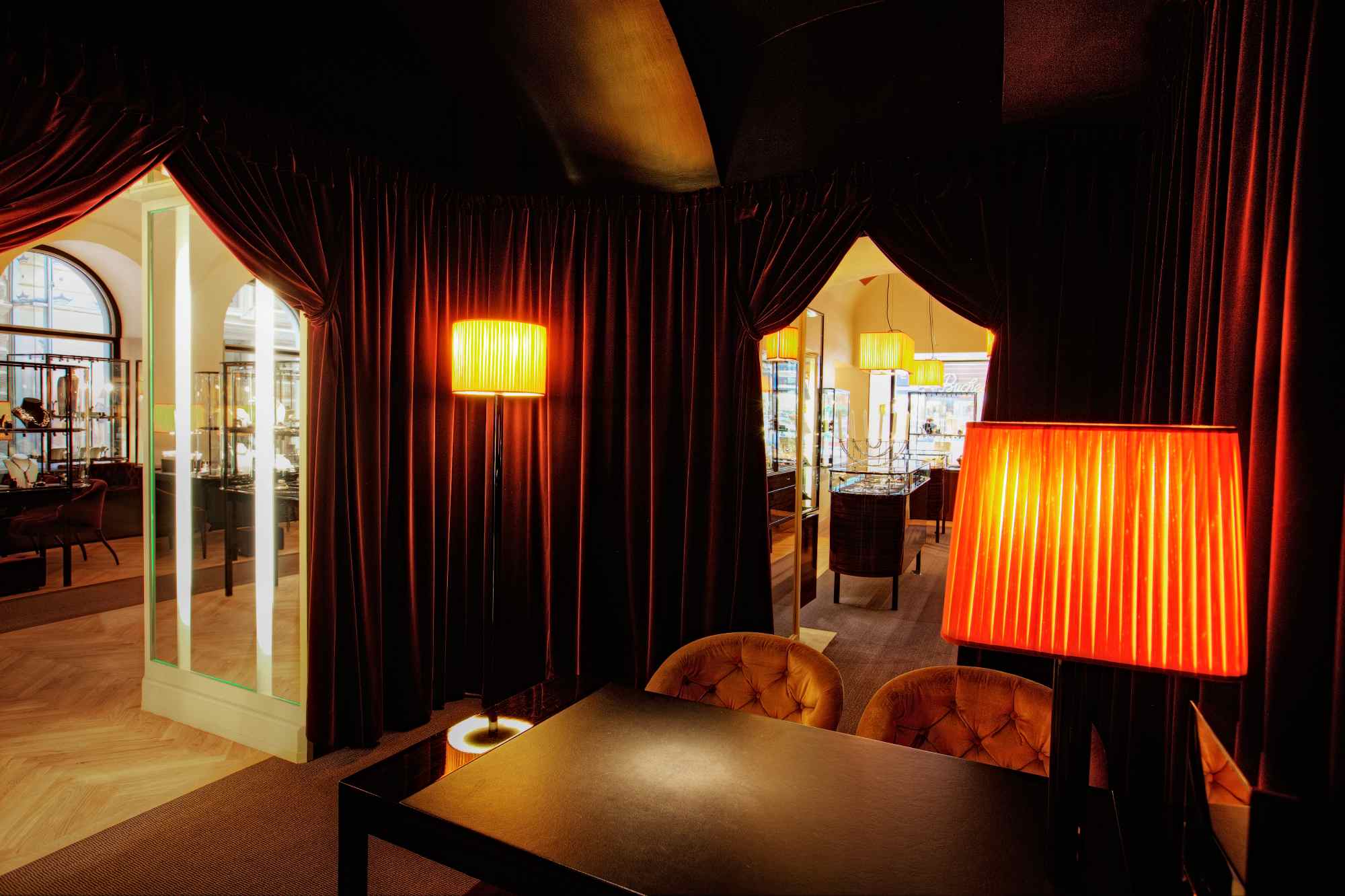 Privater Beratungsbereich mit Vorhängen, Leuchte und Fensterblick.