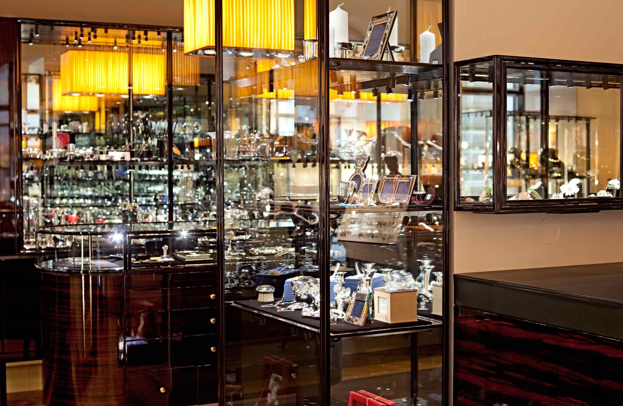 Gesamtansicht mehrerer beleuchteter Vitrinen mit luxuriösem Schmuckangebot.
