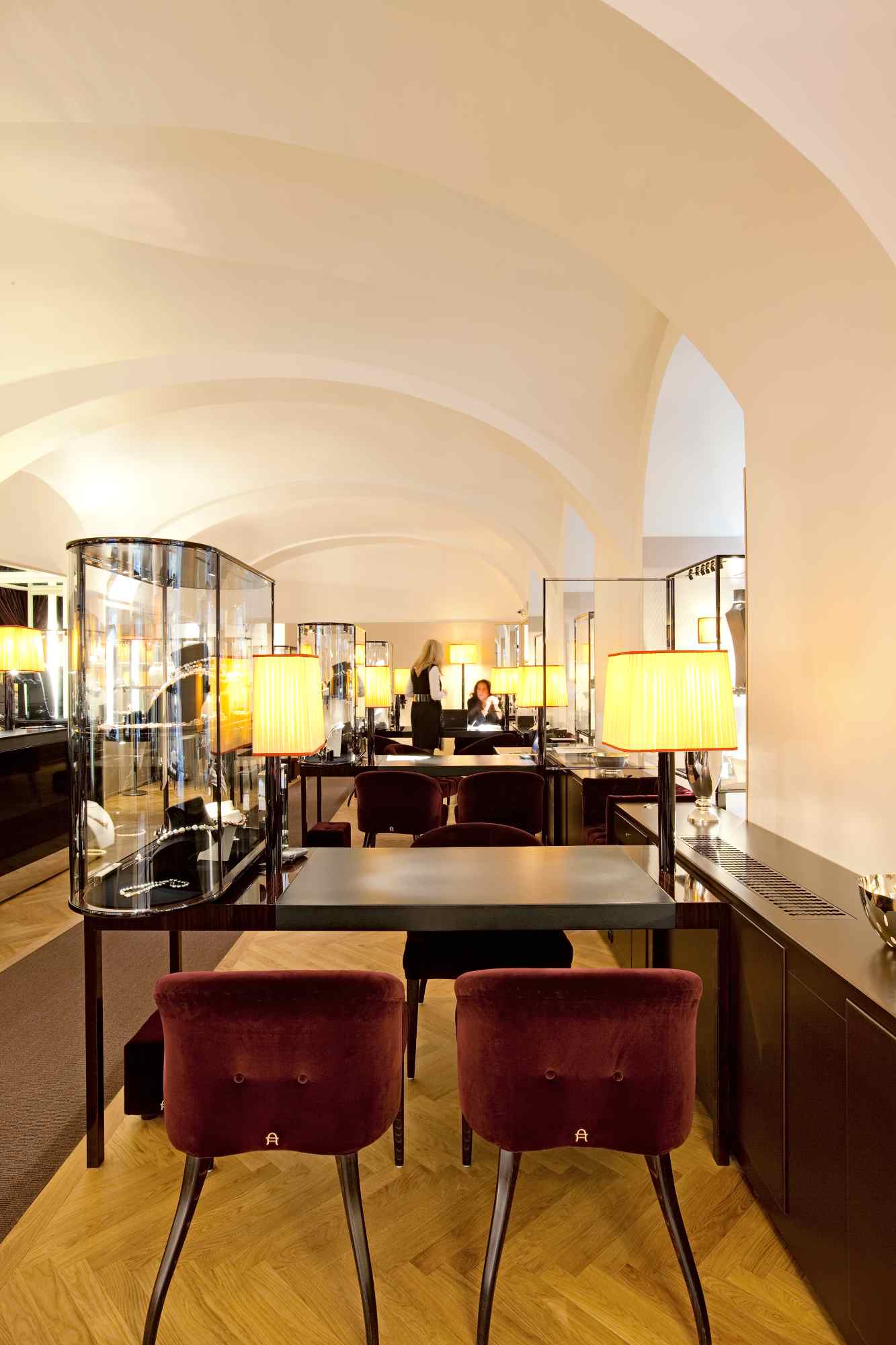 Kassabereich mit zwei Hochstühlen, Blick in den Verkaufsraum.