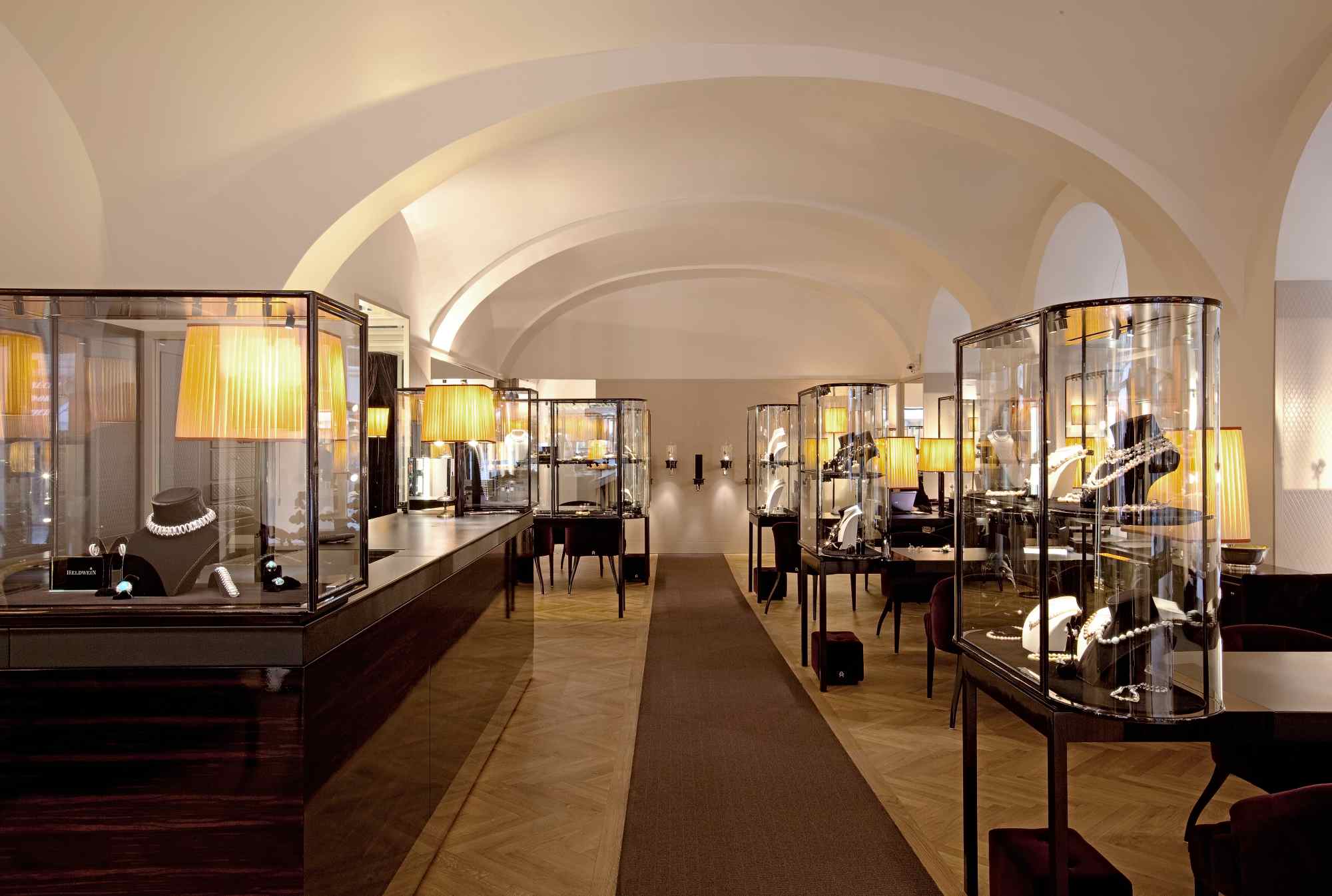 Weitwinkelaufnahme der Verkaufsfläche mit Gewölbedecke und Vitrinen.