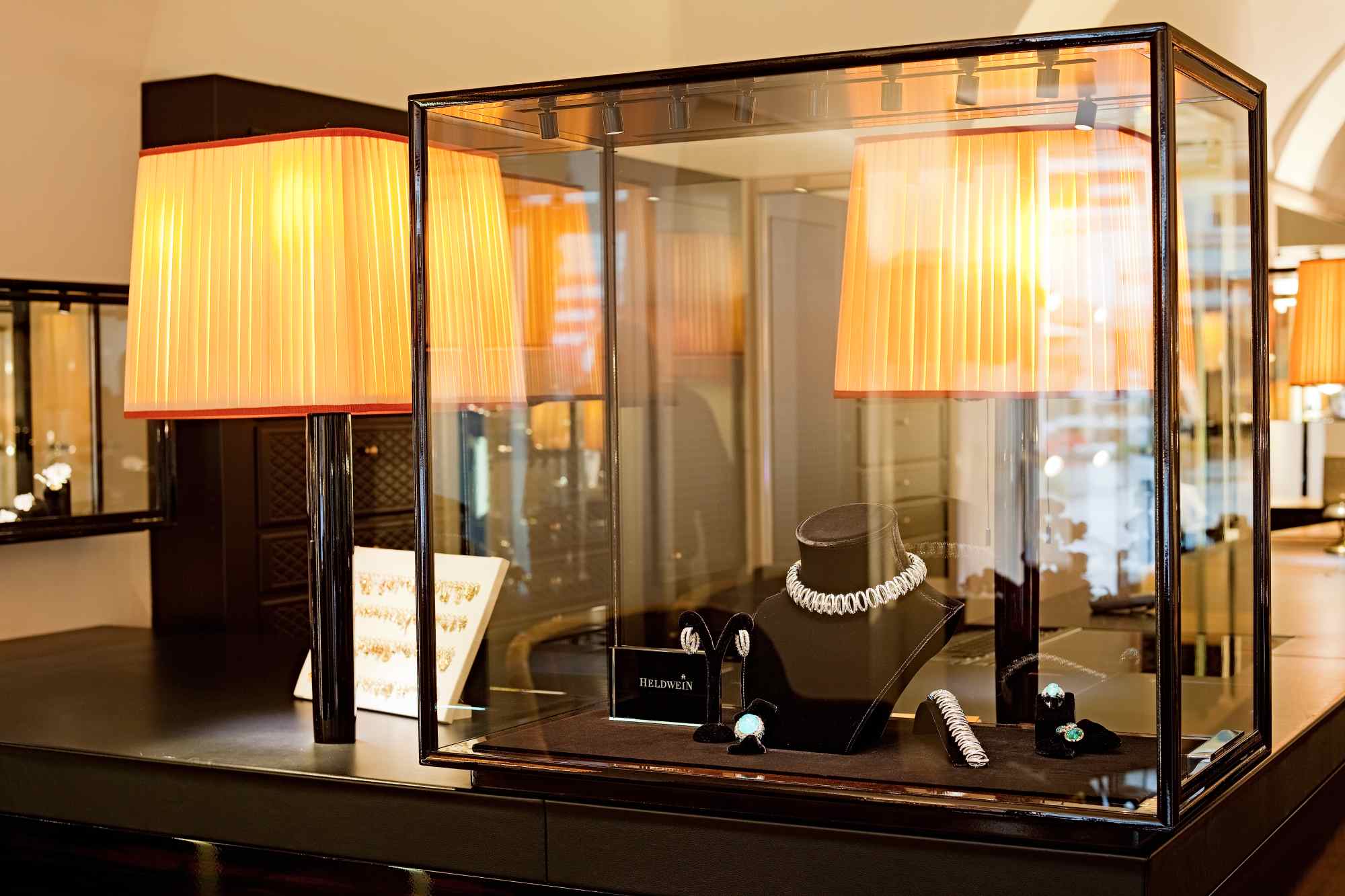 Detailansicht einer gläsernen Schmuckvitrine mit edler Beleuchtung.