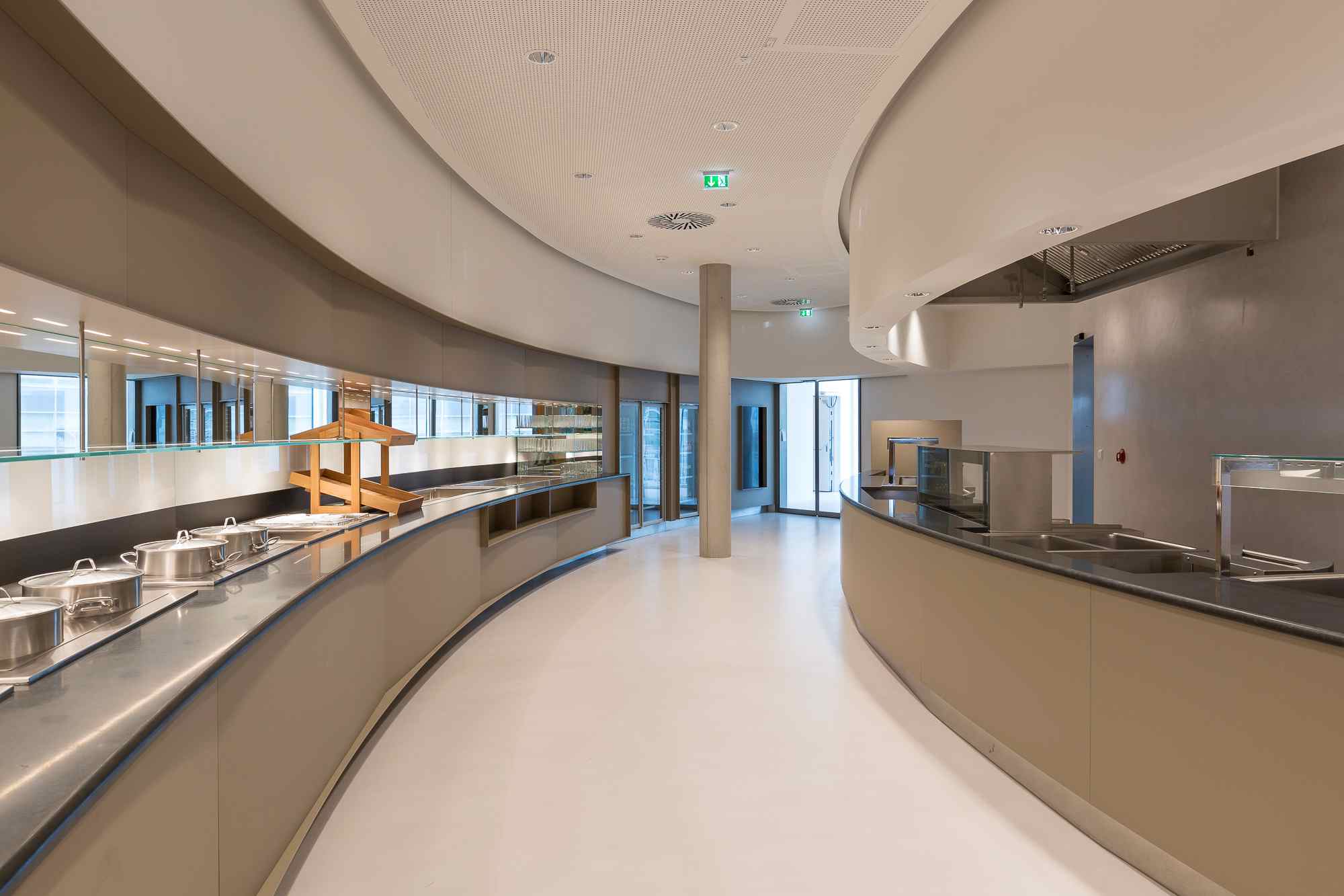 Panoramaaufnahme des geschwungenen Thekenbereichs