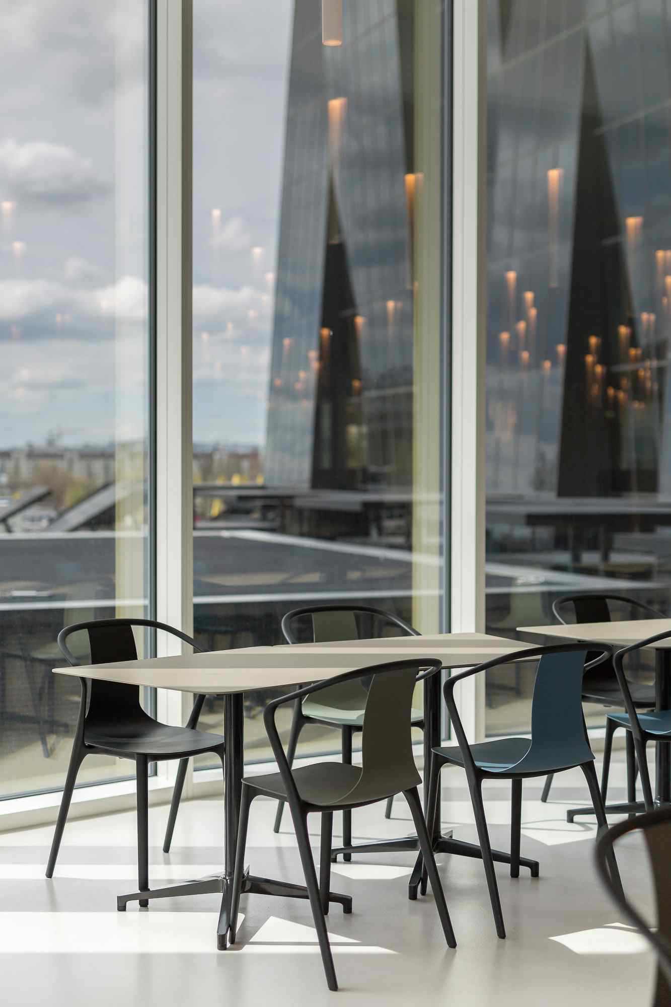 Innenraum mit Sitzplätzen und Blick nach draußen