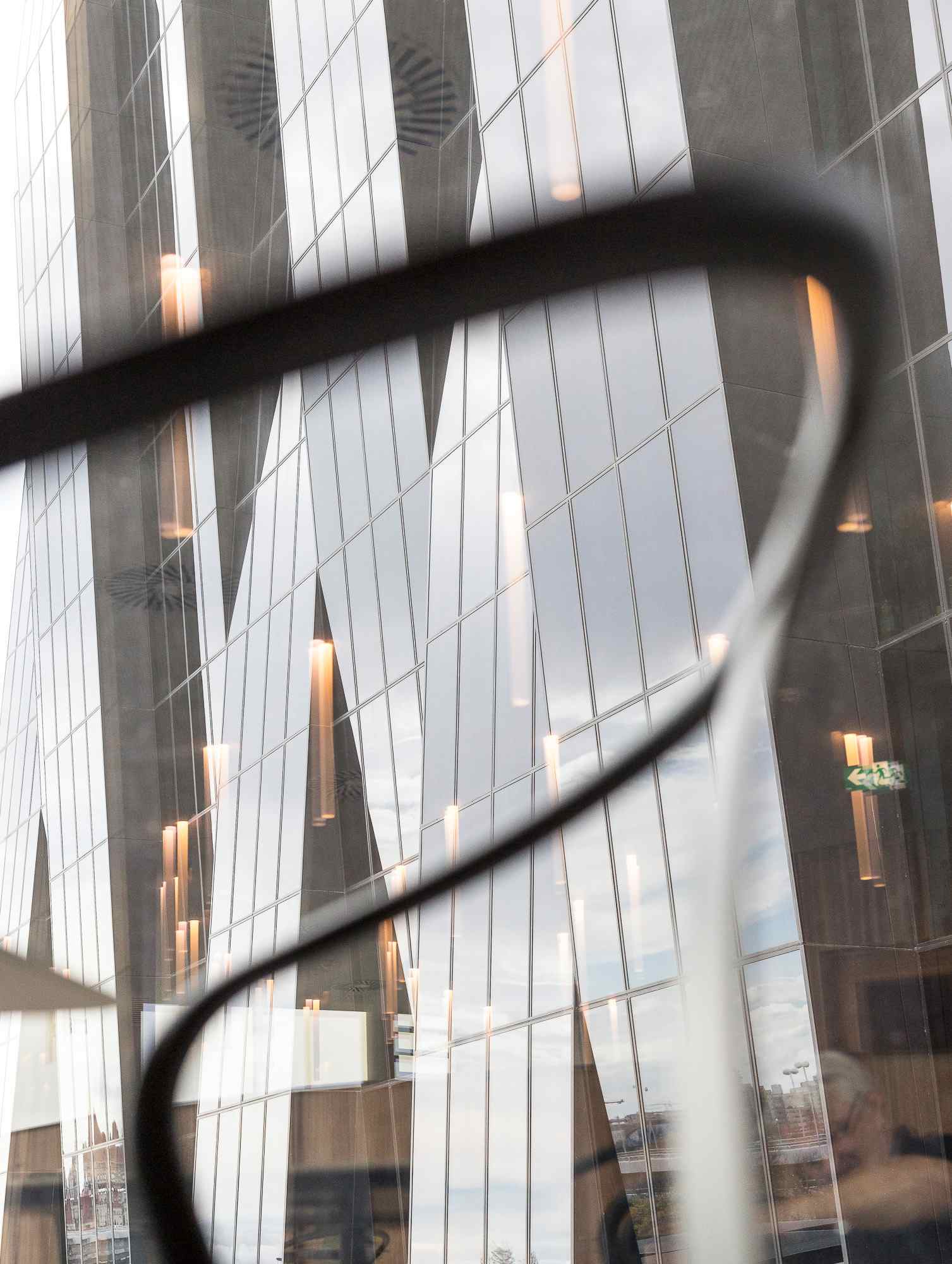 Detailaufnahme der Architektur mit moderner Glasfassade