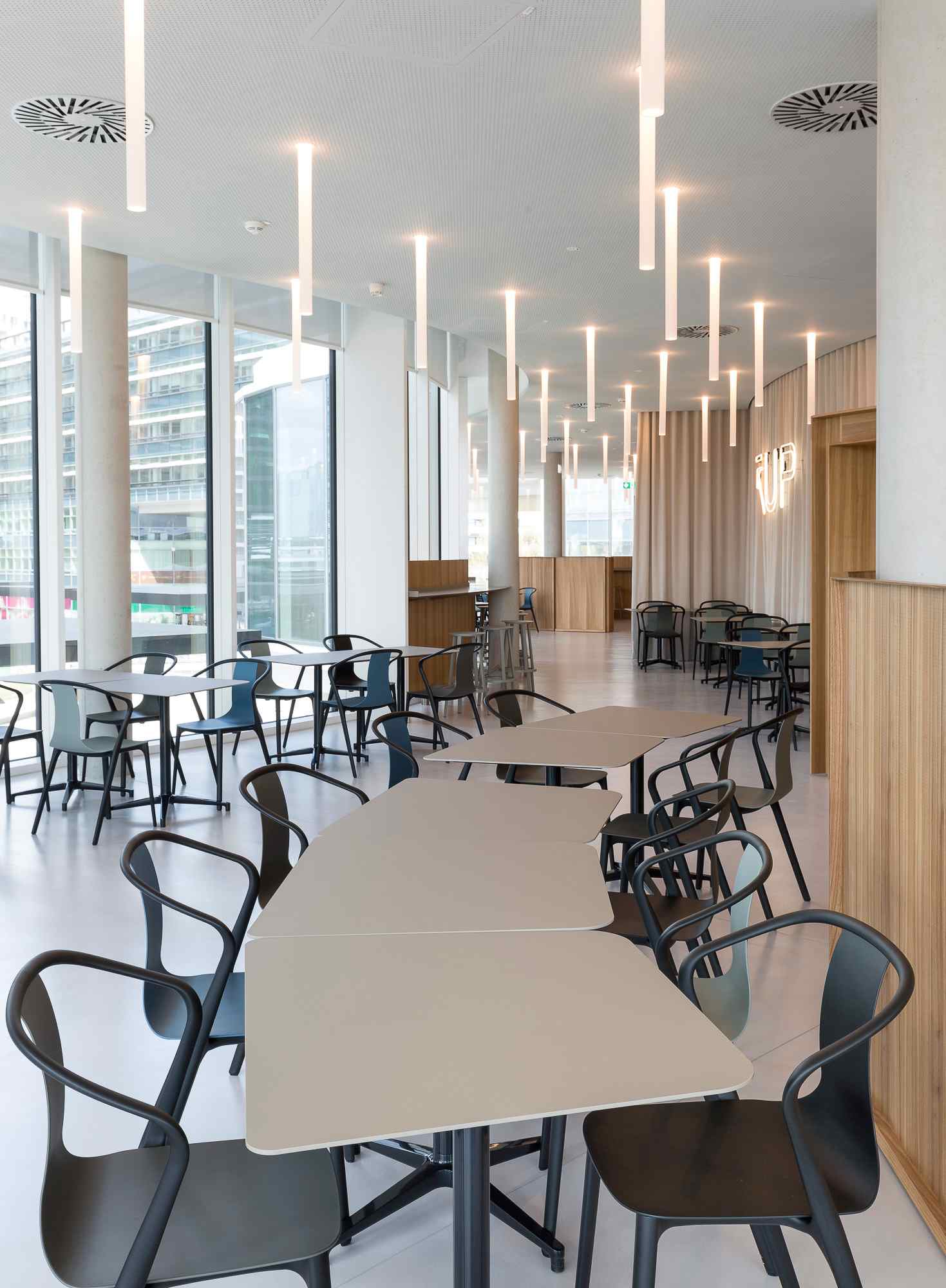 Essbereich mit Reihen moderner Stühle und Tische