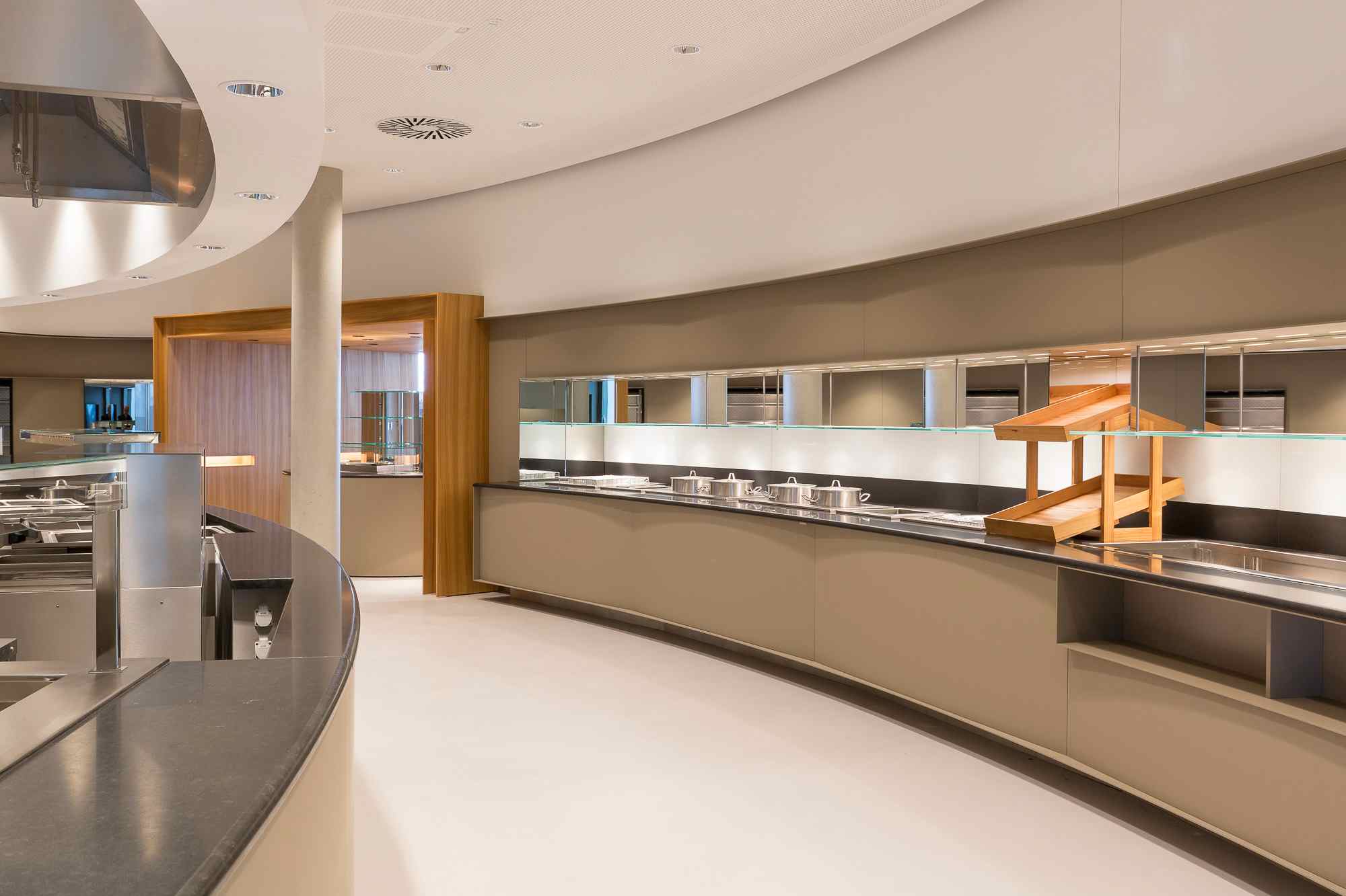 Offene Küche mit Servierstationen in hellem Raum