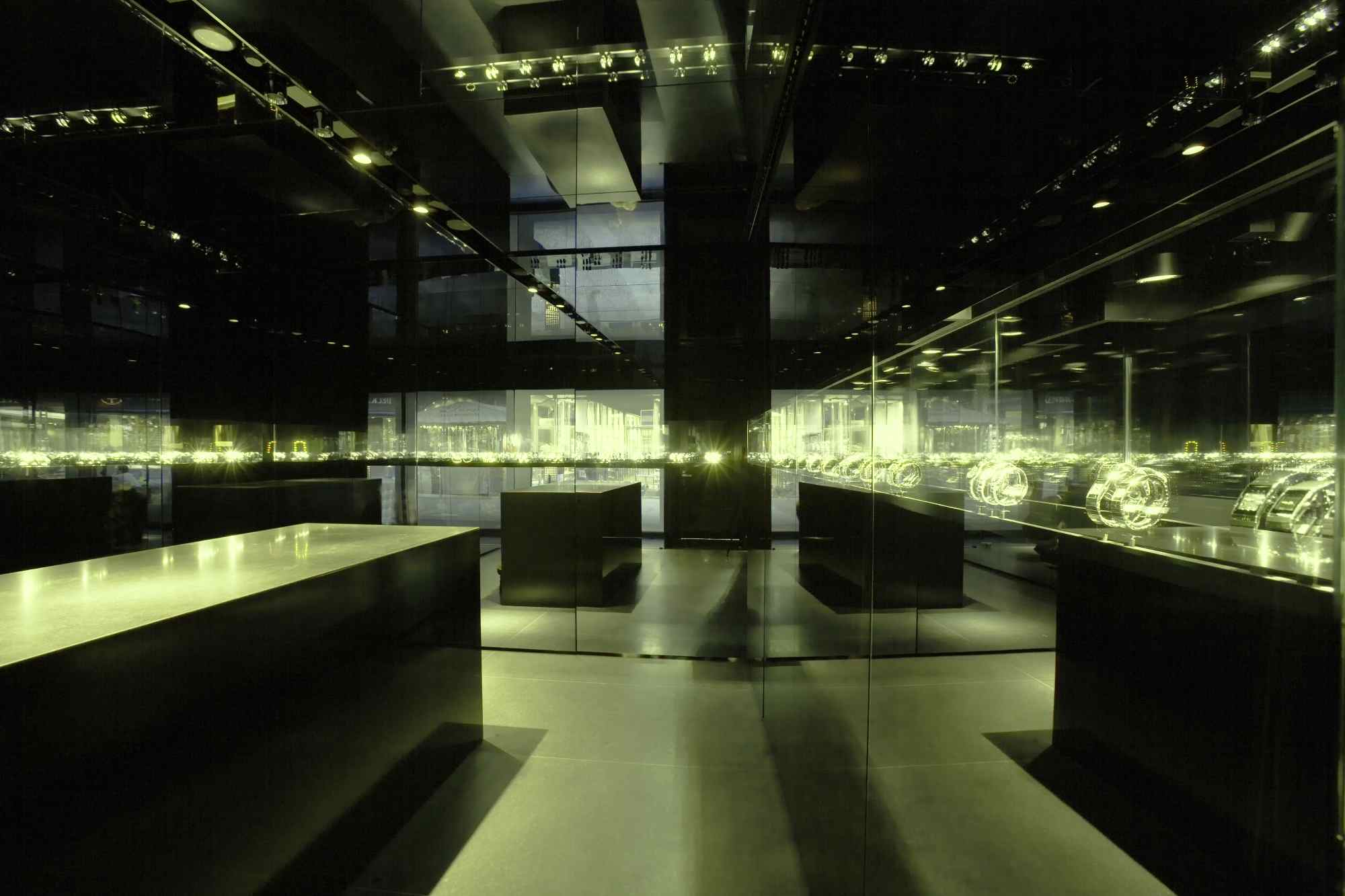 Spiegelnde Innenarchitektur mit symmetrischem Vitrinenlayout